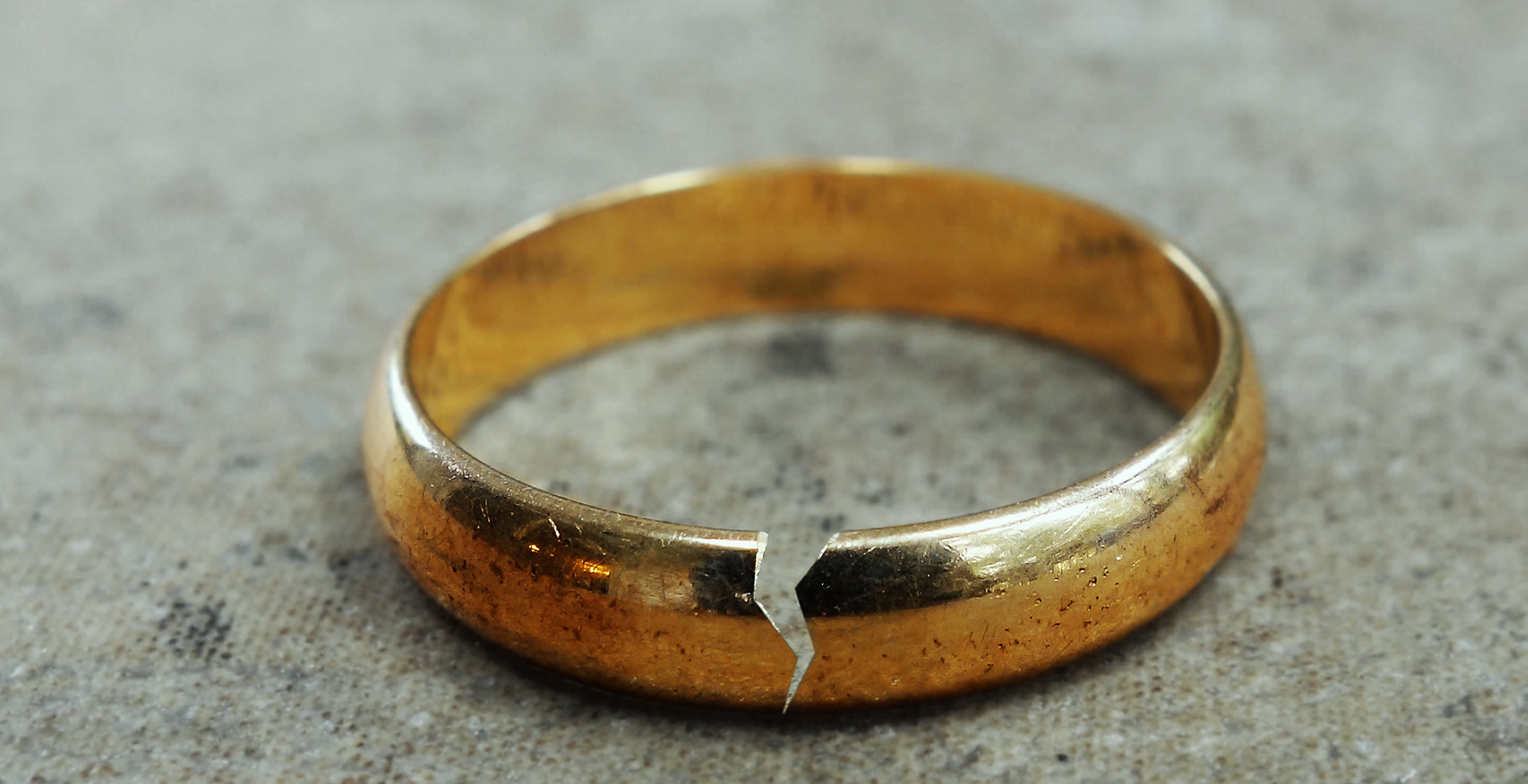 Un anillo de boda roto | Fuente: Shutterstock