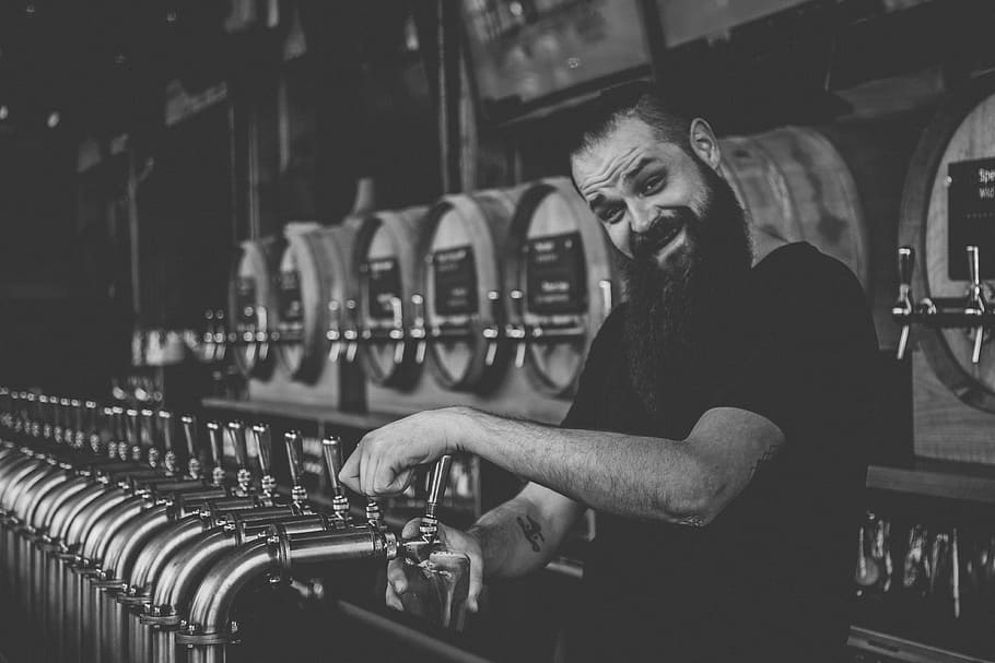 Cantinero sirve cervezas en un bar. | Foto: Piqsels