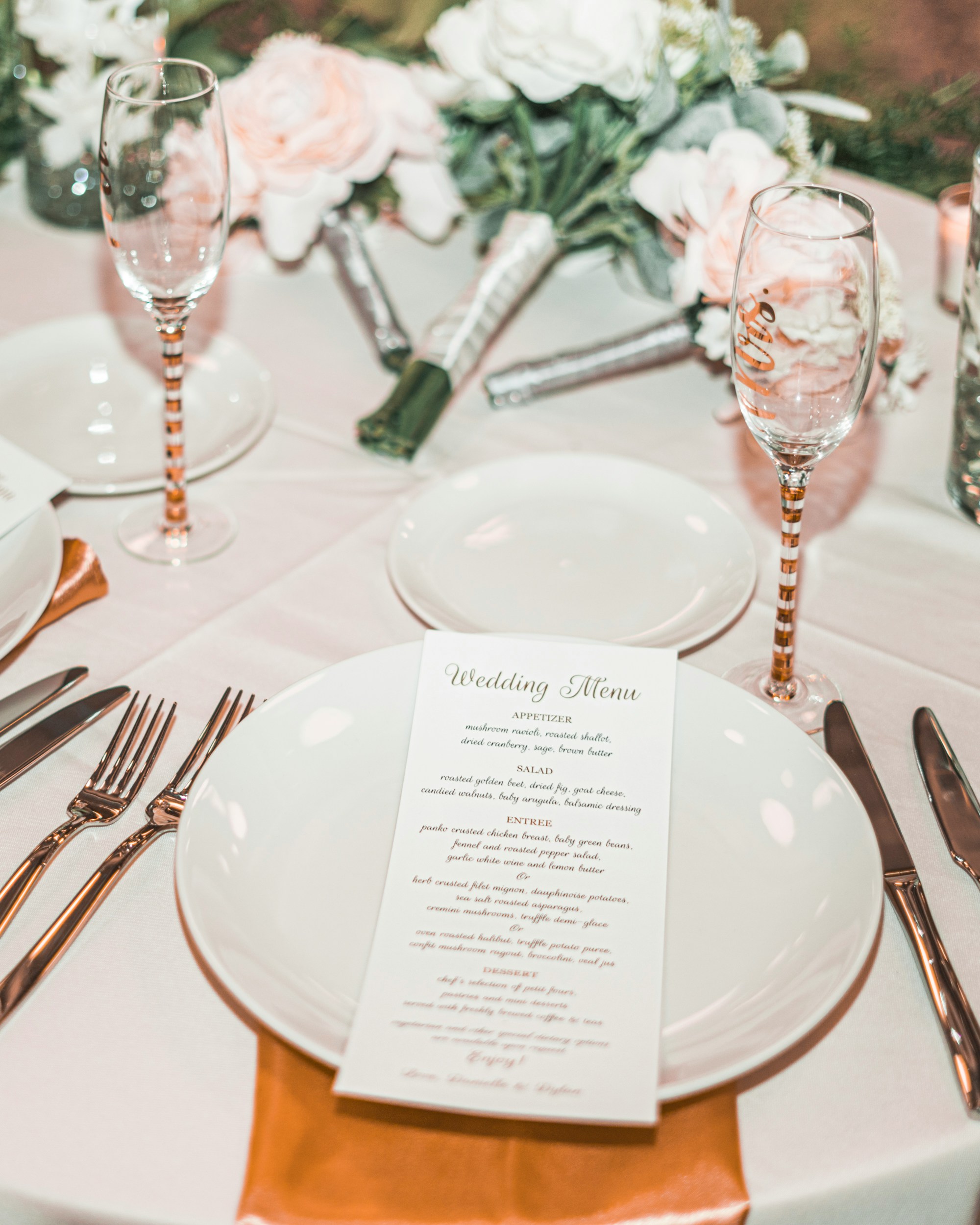 Menú de boda sobre una mesa | Fuente: Unsplash