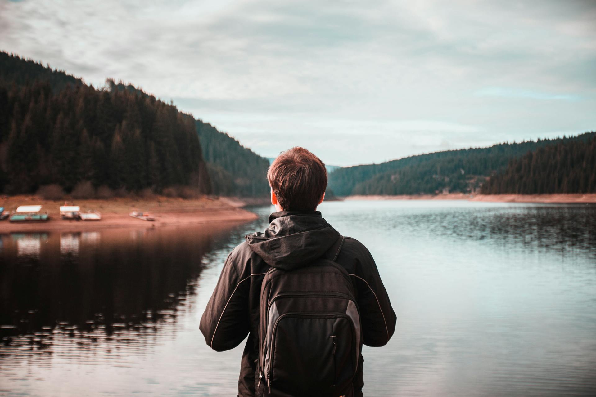 Un hombre de pie al aire libre | Fuente: Pexels