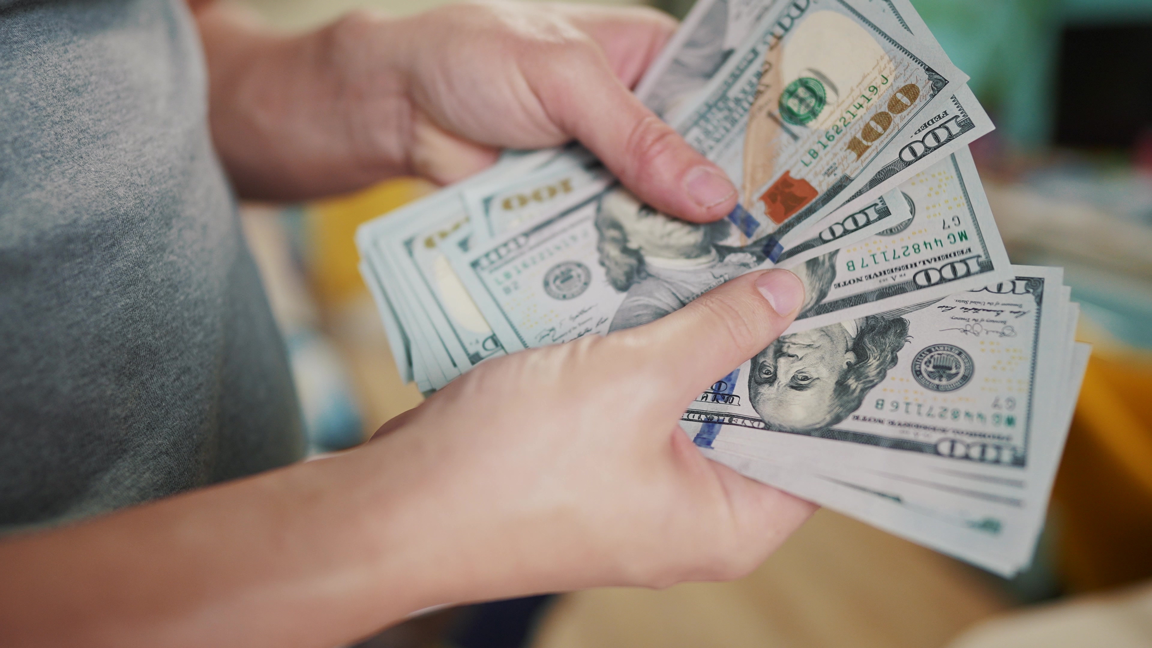 Una persona con dinero en la mano | Fuente: Shutterstock