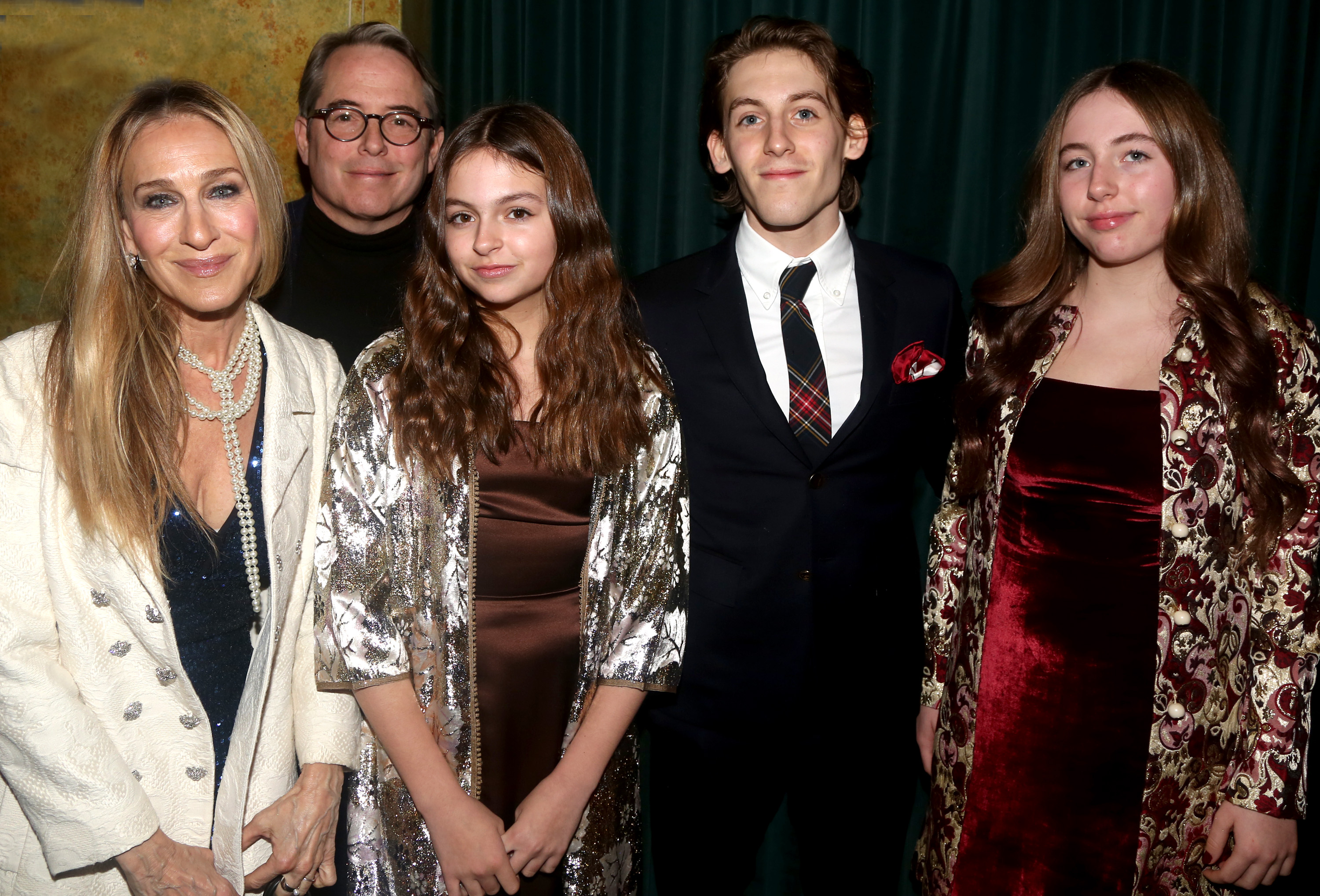 Matthew Broderick y Sarah Jessica Parker, con sus hijos Tabitha, James y Marion Loretta, asisten al estreno del musical "Some Like It Hot!" en el Teatro Shubert de Nueva York el 11 de diciembre de 2022 | Fuente: Getty Images