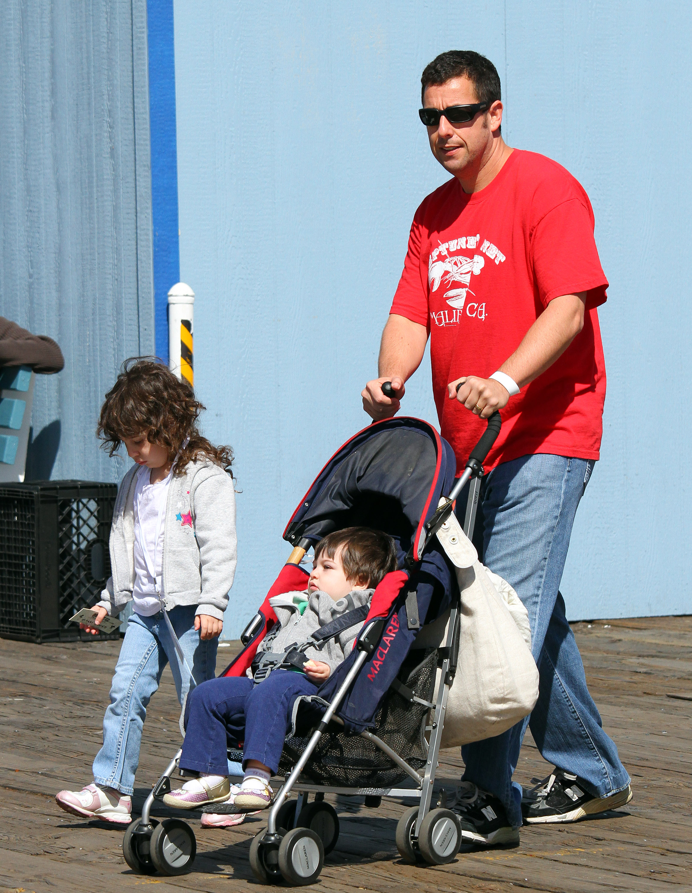 Adam, Sunny y Sadie Sandler de paseo por California el 14 de marzo de 2010 | Fuente: Getty Images