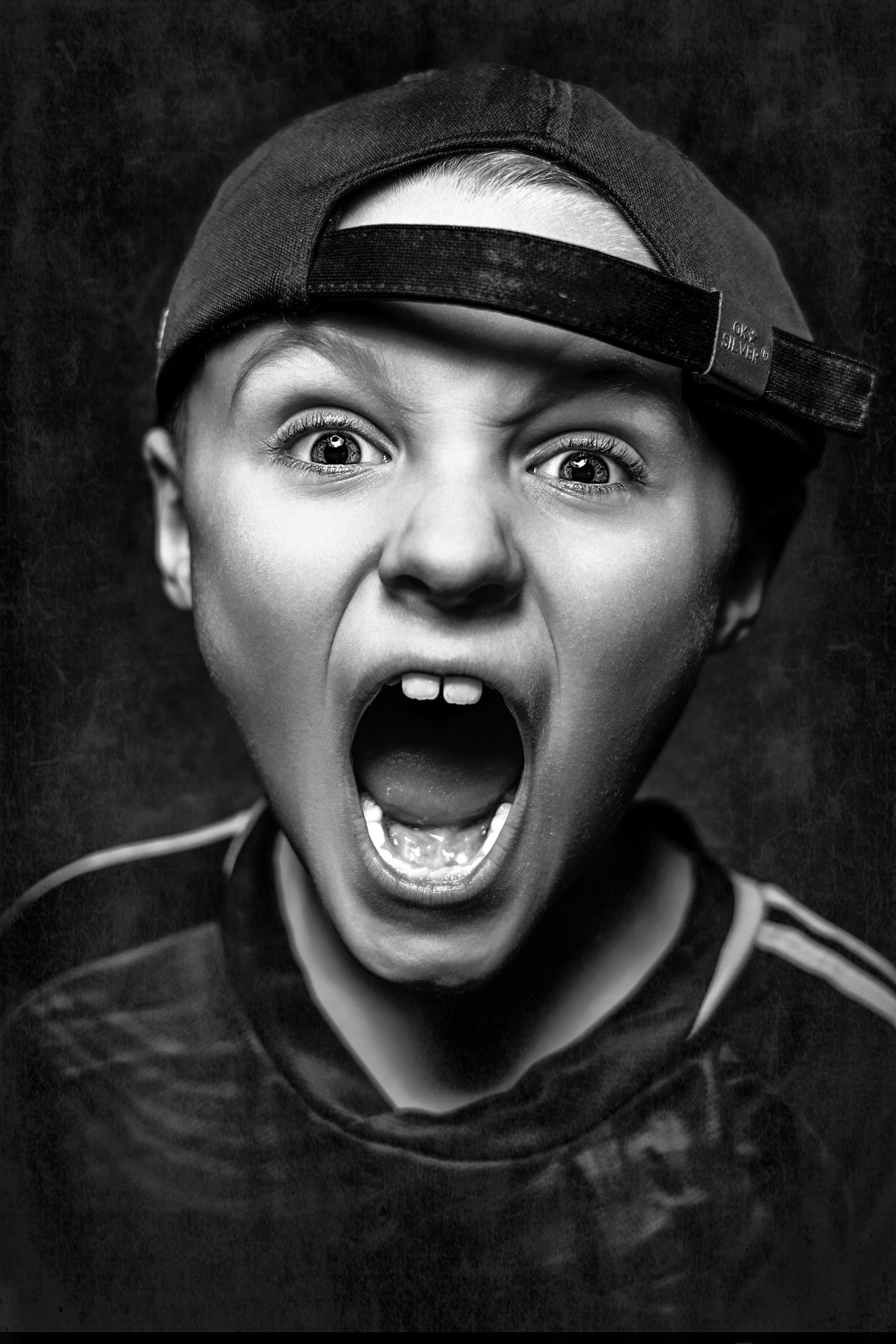 Un niño gritando | Fuente: Pexels