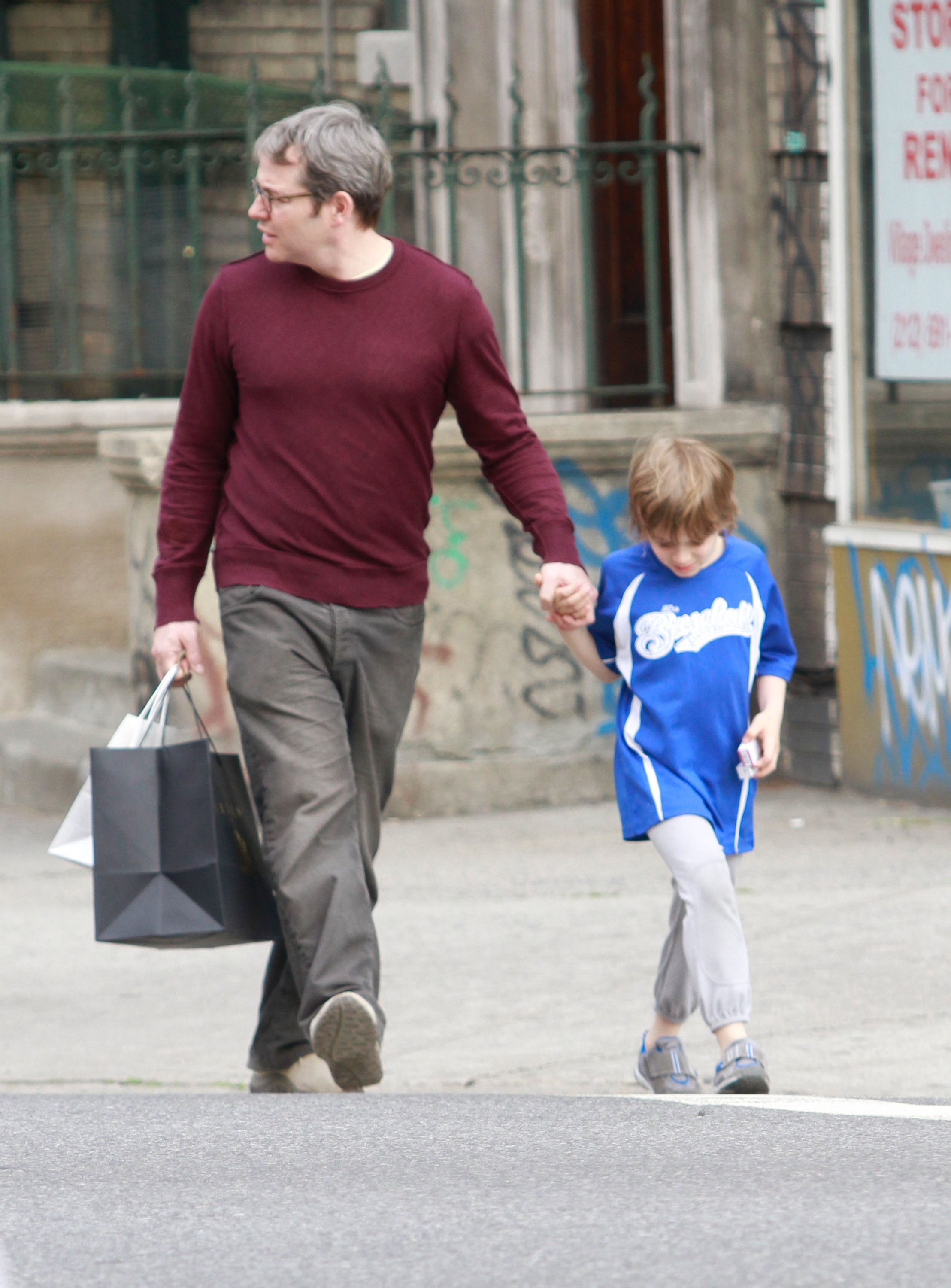 Matthew también se encargaba de llevar y traer a los niños al colegio, como aquella mañana de abril de 2011 en la que acompañó a James a su colegio del West Village. | Fuente: Getty Images.