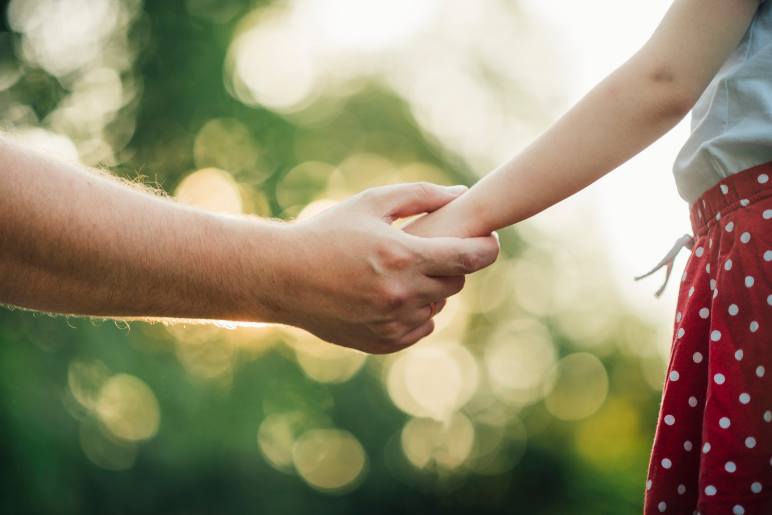 Padre e hija tomados de la mano | Fuente: Freepik