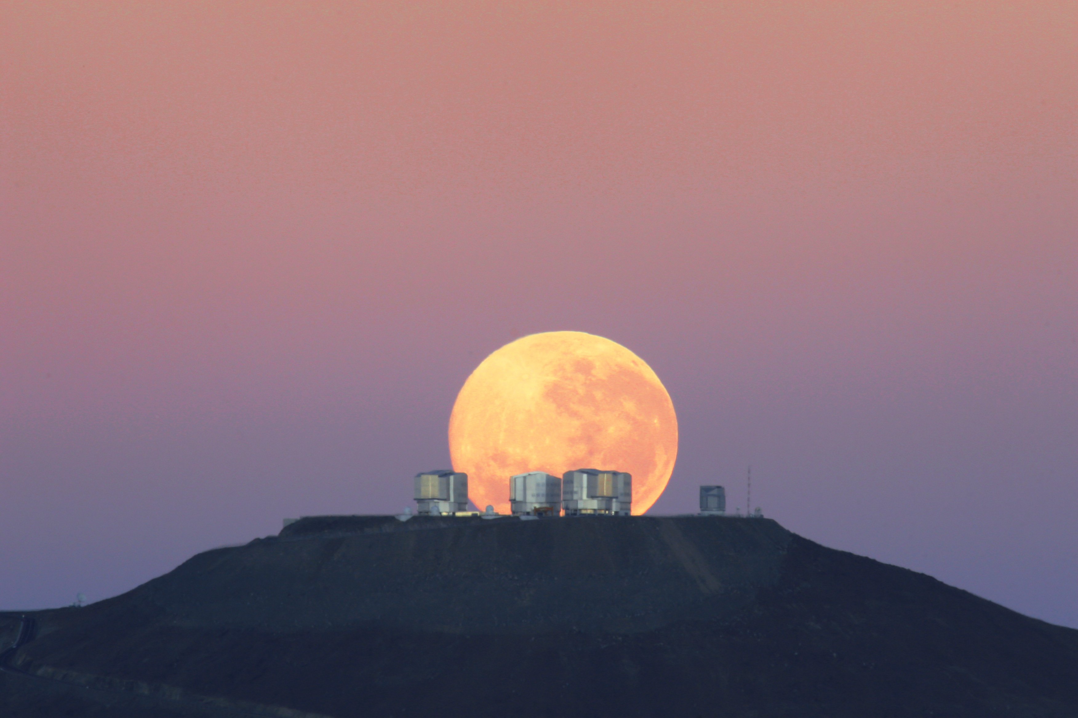 Luna Llena sobre gran telescopio de ESO. | Imagen: Wikimedia Commons