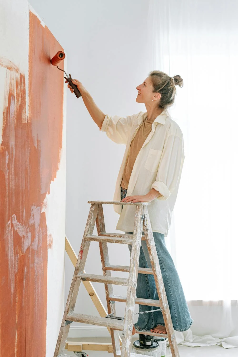 Una mujer feliz pintando | Fuente: Pexels