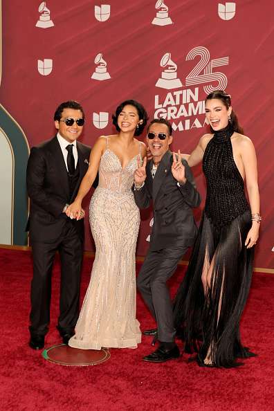 De izq. a der.: Christian Nodal, Ángela Aguilar, Marc Anthony y Nadia Ferreira asisten a la 25.ª edición de los Latin Grammy Awards en el Kaseya Center el 14 de noviembre de 2024 en Miami, Florida | Fuente: Getty Images