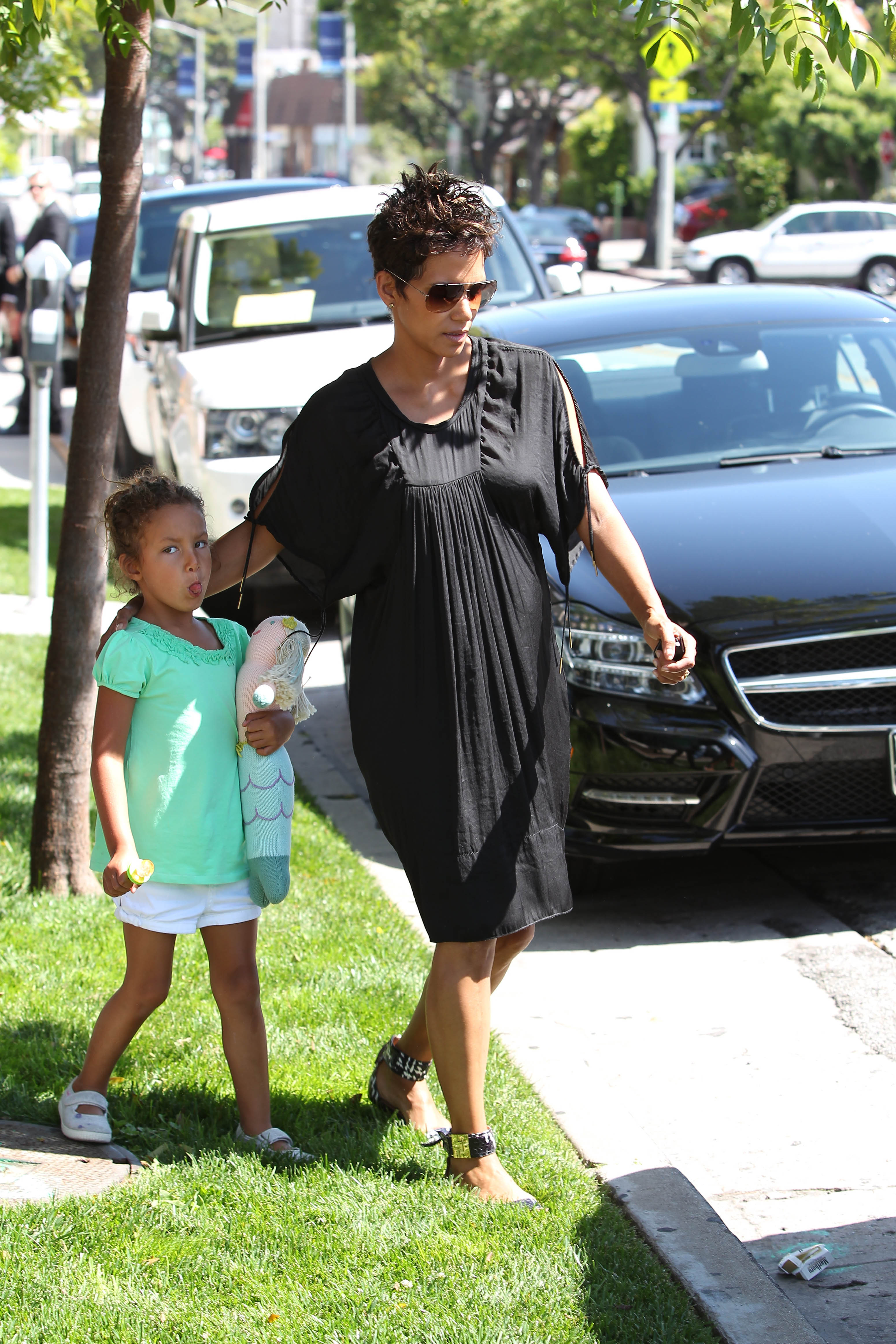 La pequeña Nahla sacó la lengua en tono juguetón mientras llevaba una muñeca de sirena durante un paseo con Halle Berry: una bonita muestra de esa infancia sin preocupaciones que su madre luchó por proteger. | Fuente: Getty Images.