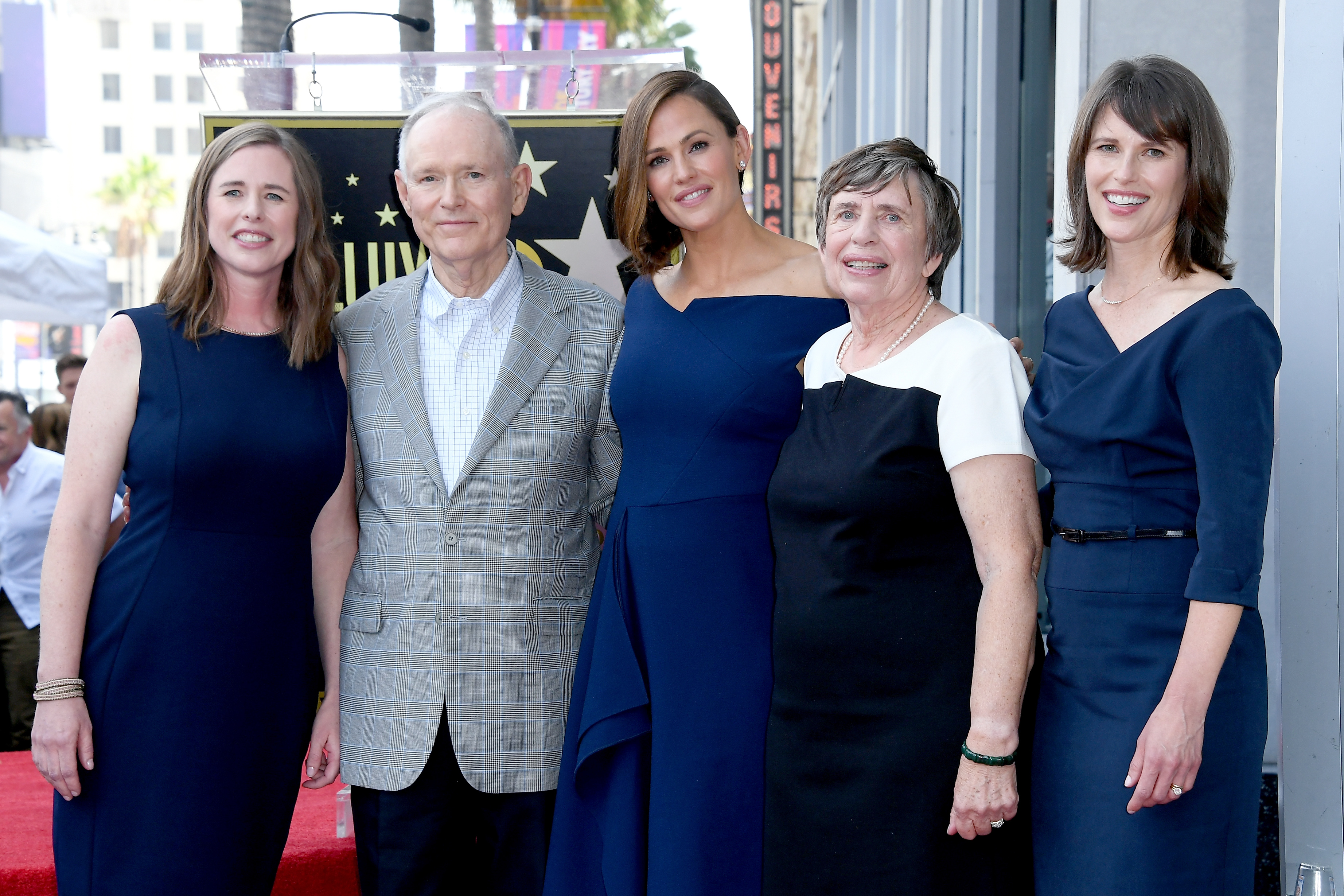Susannah, William, Jennifer, Patricia y Melissa Garner Wylie en la ceremonia de entrega de la estrella de Jennifer Garner en el Paseo de la Fama de Hollywood, en Hollywood, California, el 20 de agosto de 2018 | Fuente: Getty Images