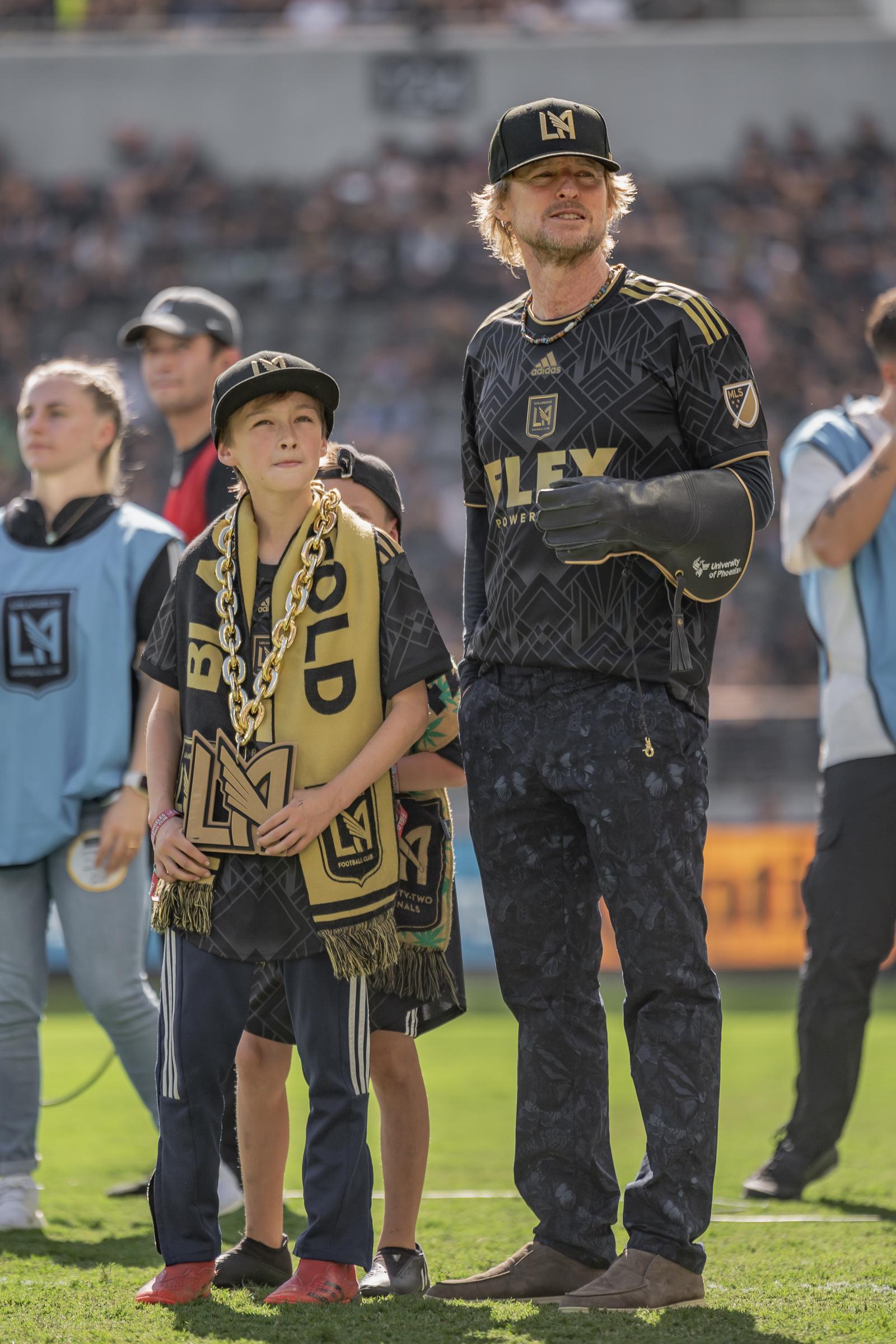 Owen Wilson es visto con su hijo, Ford, asistiendo a un partido entre el Austin FC y el Los Angeles FC el 29 de octubre de 2022 | Fuente: Getty Images