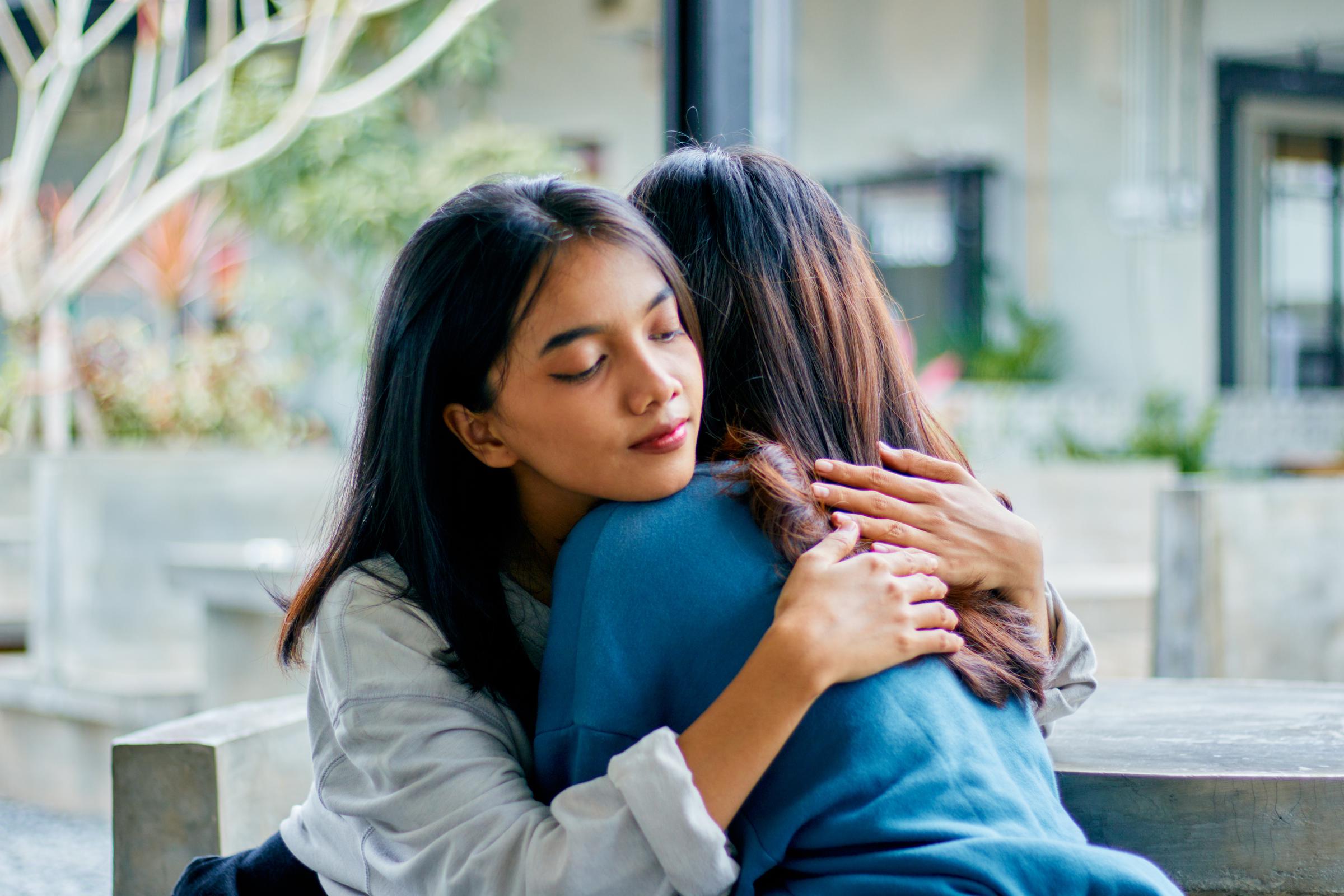 Dos mujeres abrazadas | Fuente: Getty Images