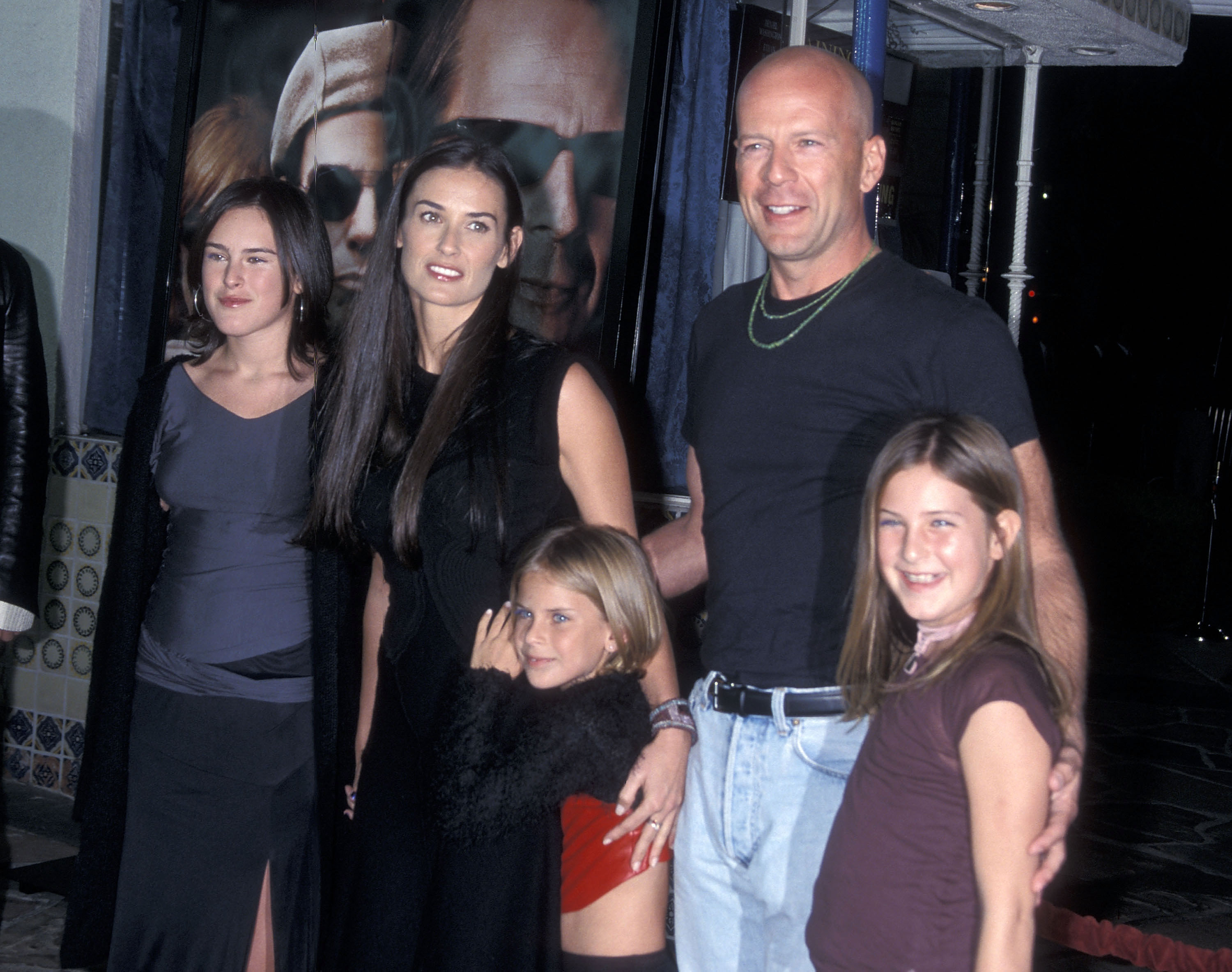 El 4 de octubre de 2001, más de un año después de su divorcio, Demi y Bruce asistieron con sus tres hijas al estreno en Los Ángeles de la película de él, "Bandits", y convirtieron una alfombra roja de Hollywood en una salida familiar. | Fuente: Getty Images