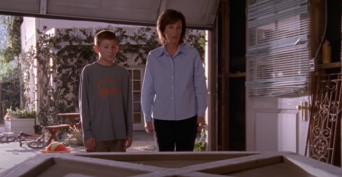 Captura de pantalla de un episodio de "Malcolm in the Middle" en la que aparecen Erik Per Sullivan como Dewey y Jane Kaczmarek como su madre, Lois | Fuente: Youtube/Canal 4