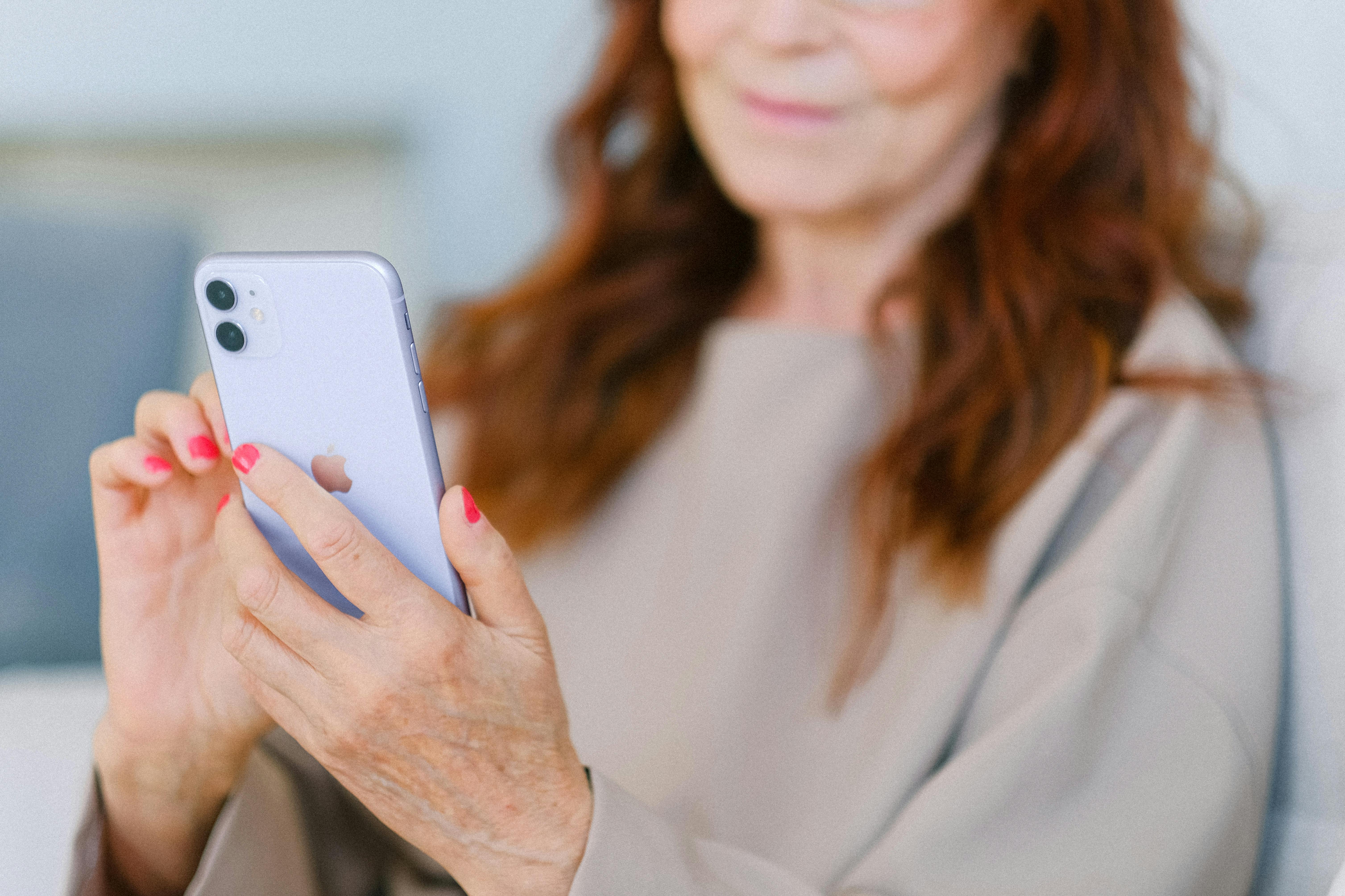 Una mujer enviando mensajes de texto | Fuente: Pexels