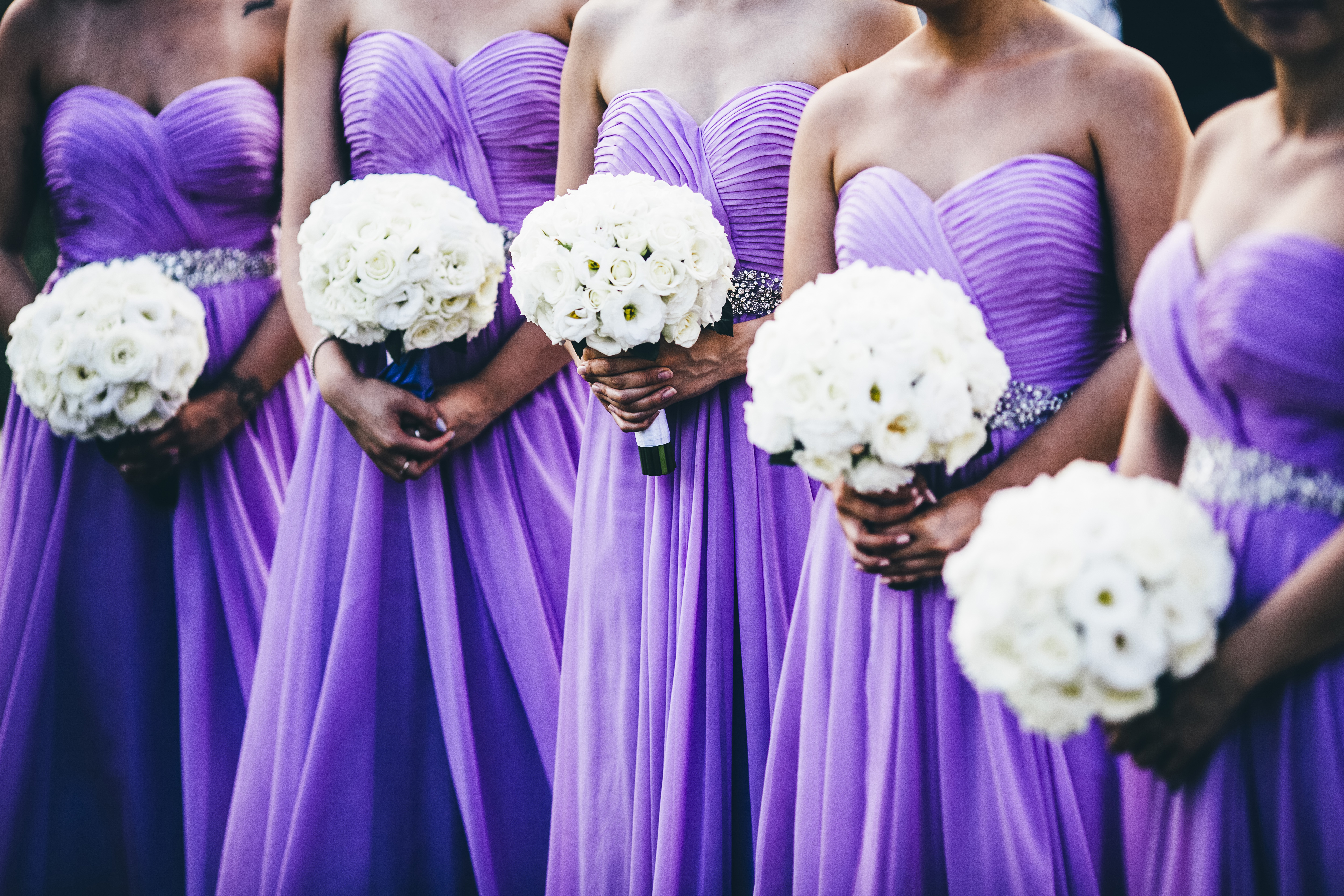 Damas de honor con vestidos morados | Foto: Getty Images