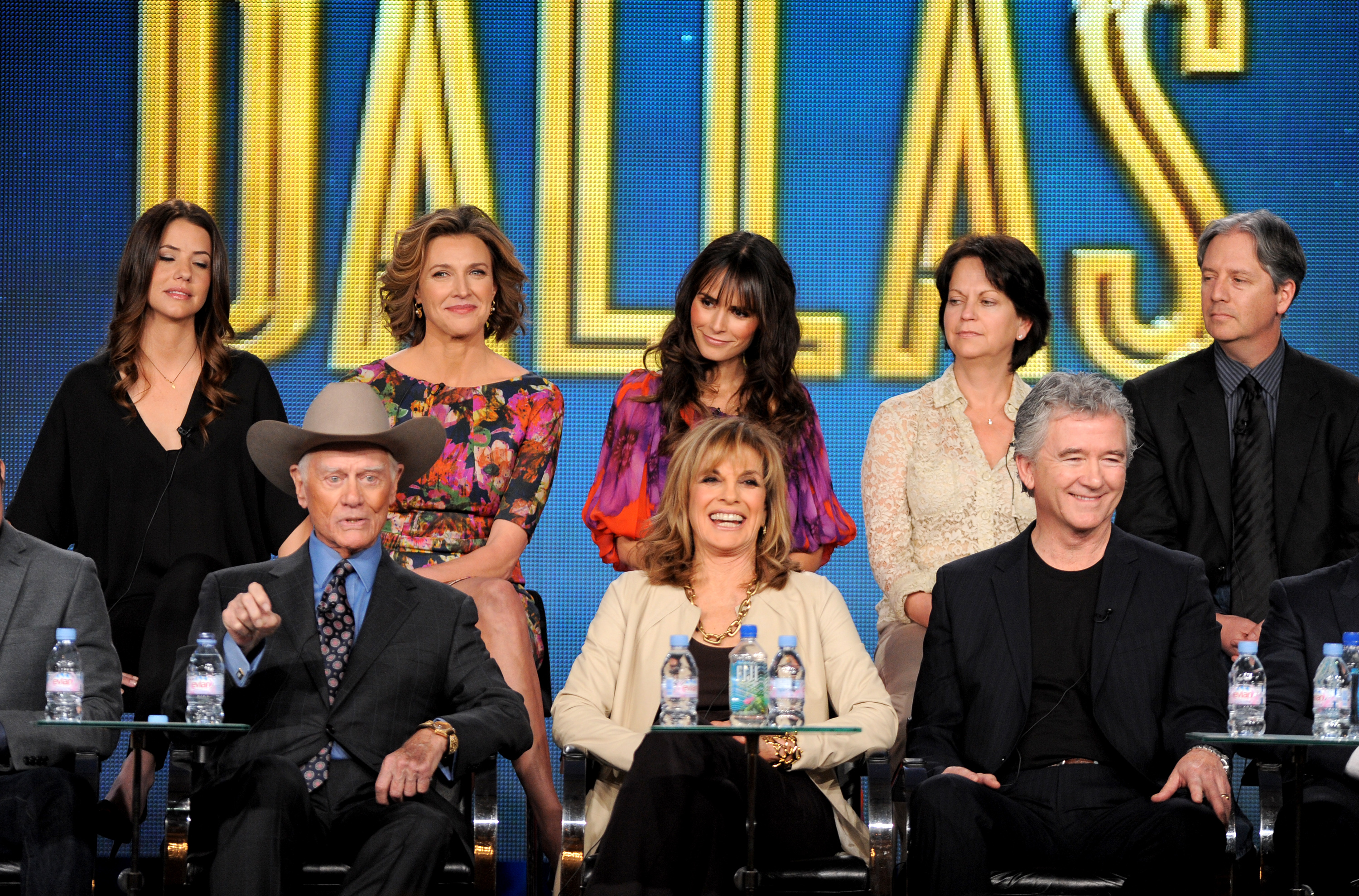 El reparto de "Dallas" habla en el escenario en el panel de "Dallas" durante el Turner TCA 2012 en el Hotel Langham el 14 de enero de 2012, en Pasadena, California | Fuente: Getty Images