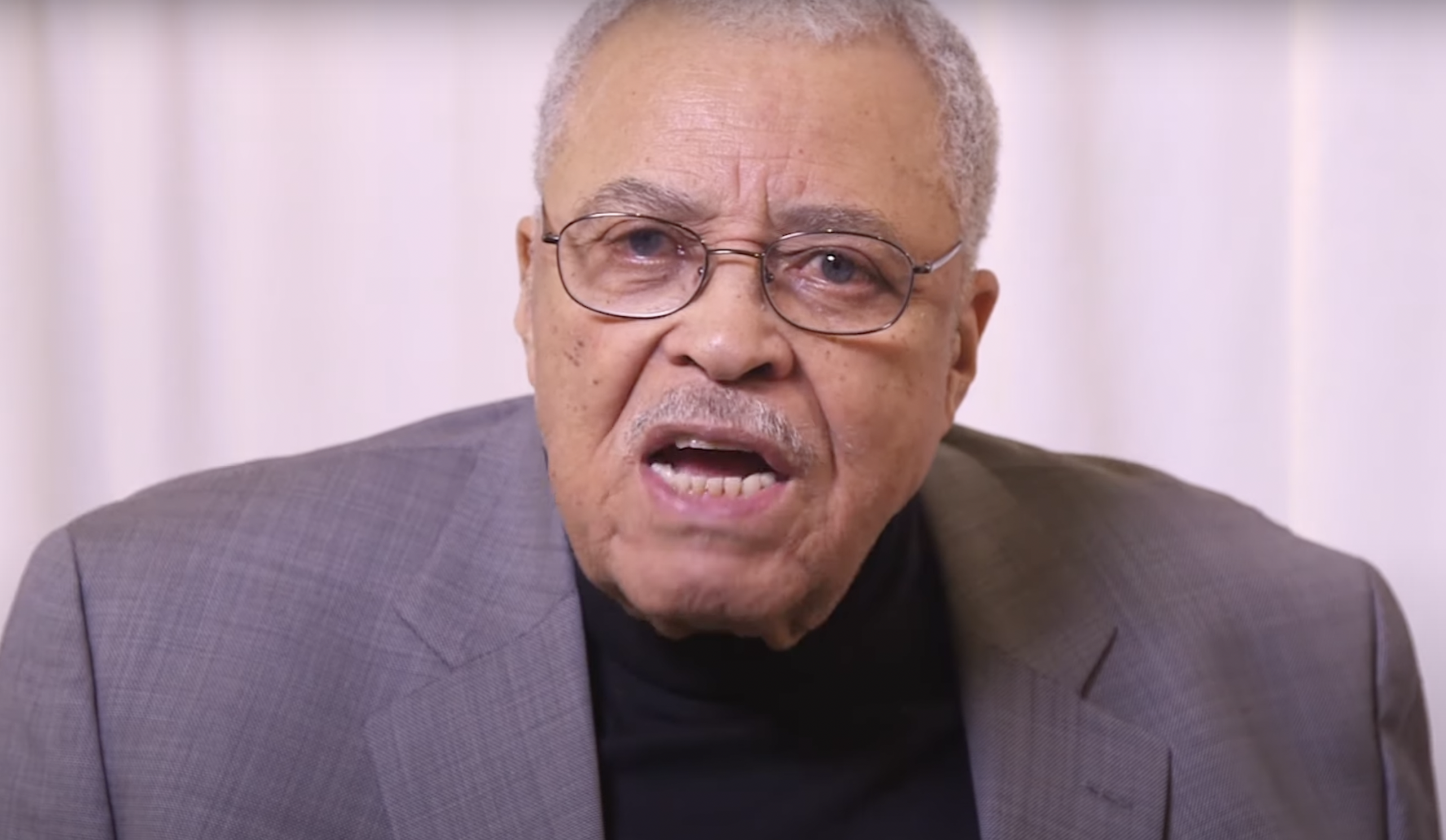 James Earl Jones durante una entrevista | Fuente: YouTube/UsWeekly