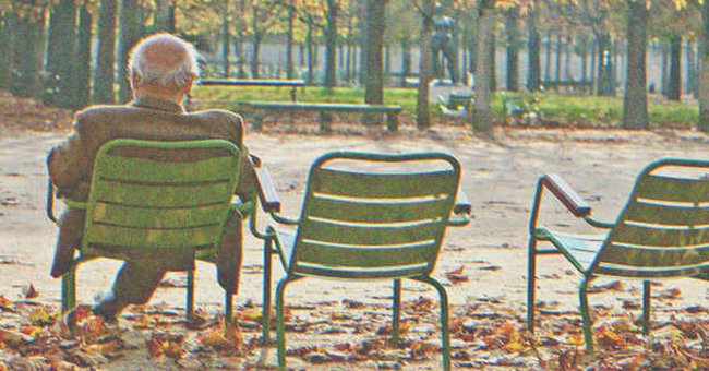 Un hombre mayor sentado solo en un parque | Foto: Shutterstock