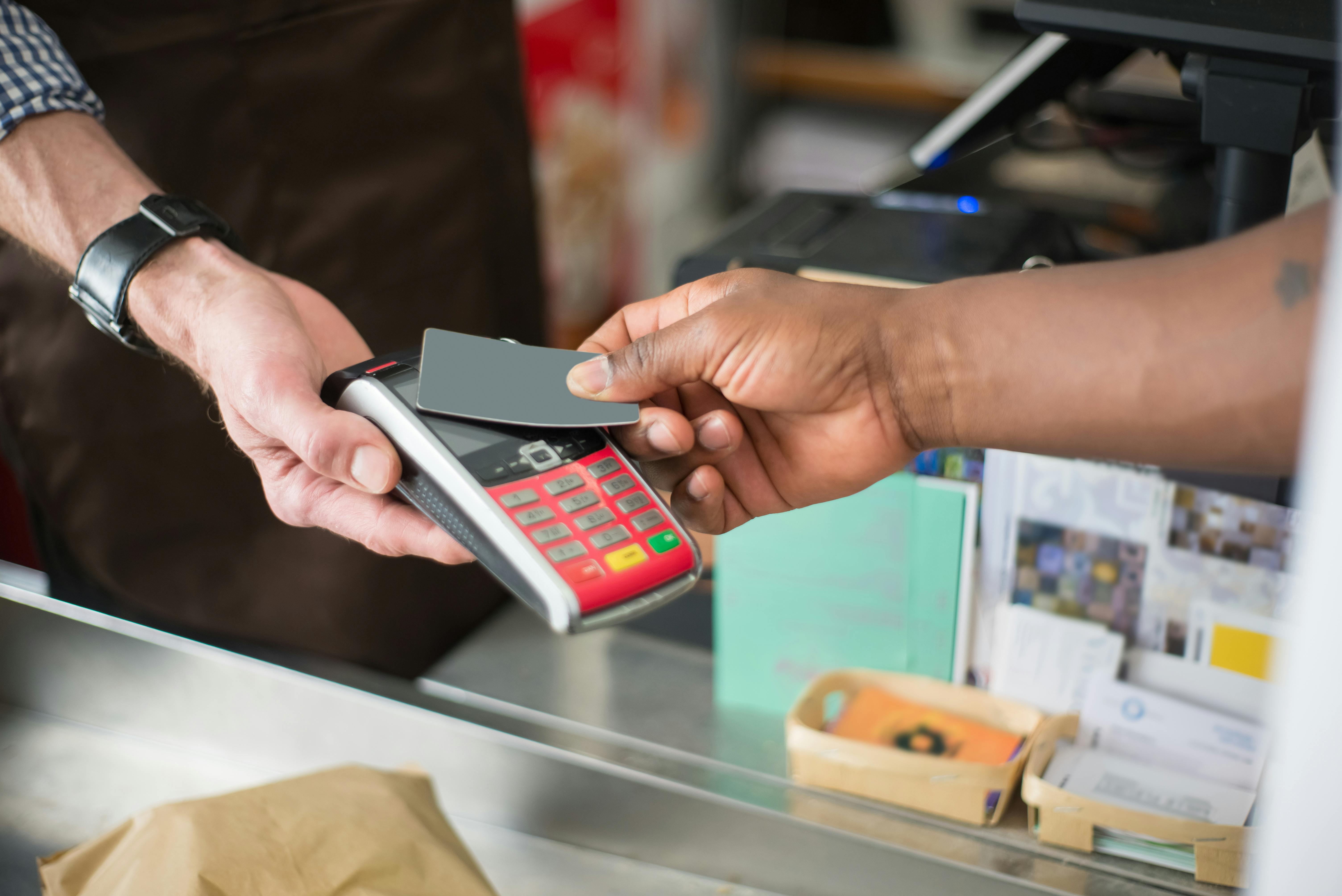 Una persona pagando con tarjeta bancaria | Foto: Pexels