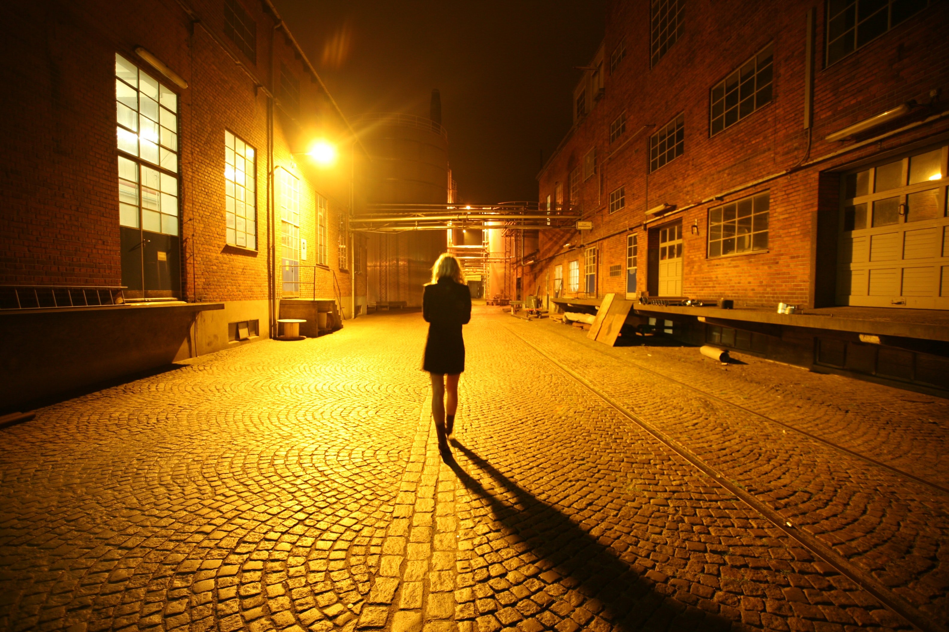 Mujer caminando por una calle sola de noche. | Foto: Pexels