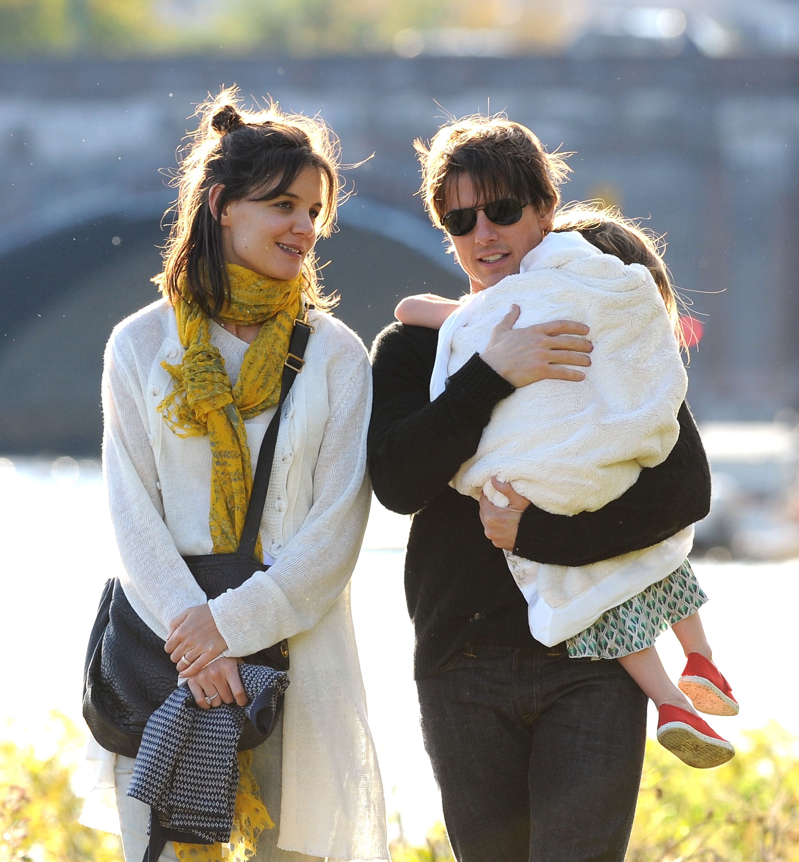 Katie Holmes, Tom Cruise y su hija Suri el 10 de octubre de 2009 en Cambridge, Massachusetts | Foto: Getty Images