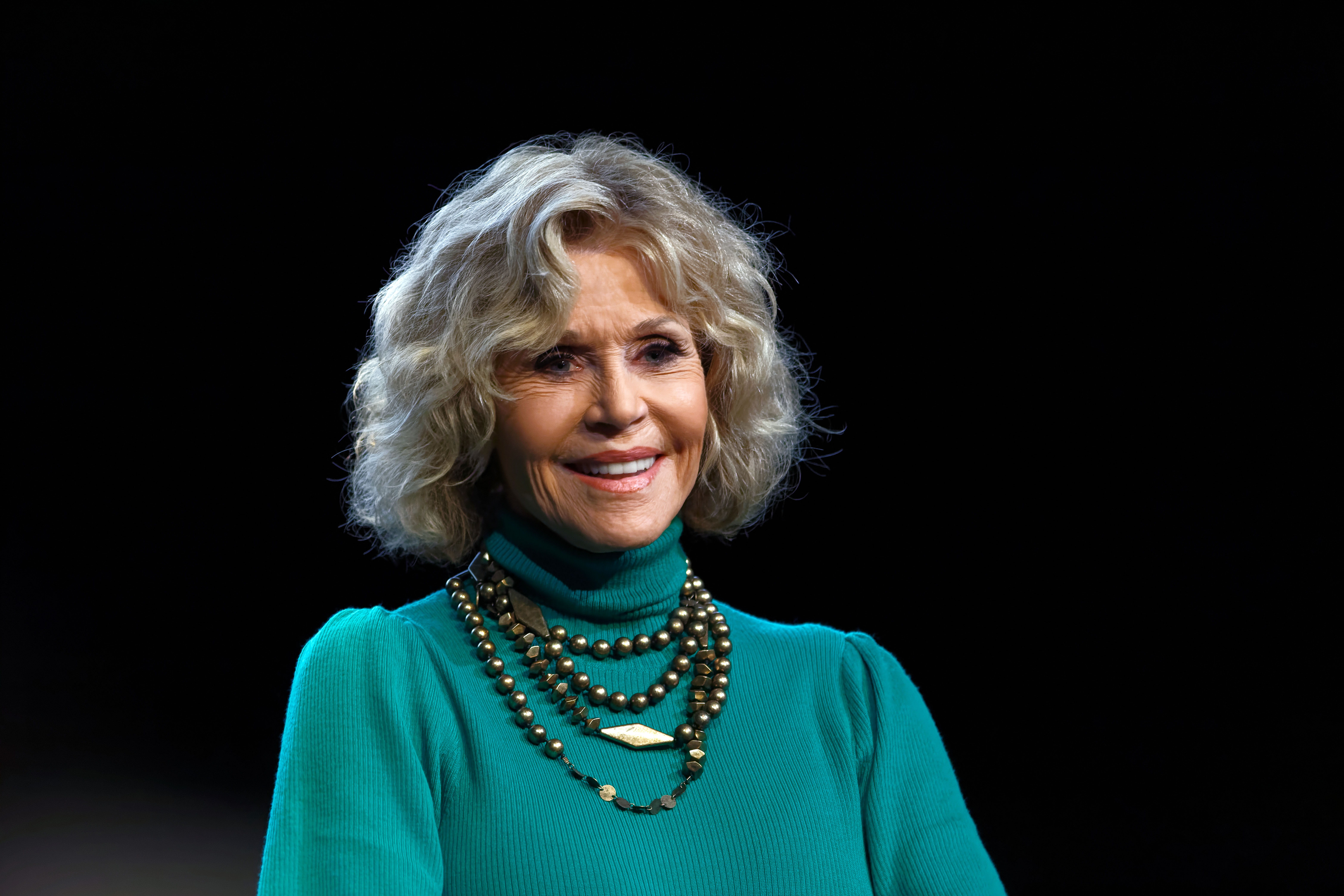 Jane Fonda gesticula mientras asiste a la Jane Fonda's Masterclass At 10th Film Festival Lumiere el 19 de octubre de 2018 en Lyon, Francia | Foto: Getty Images