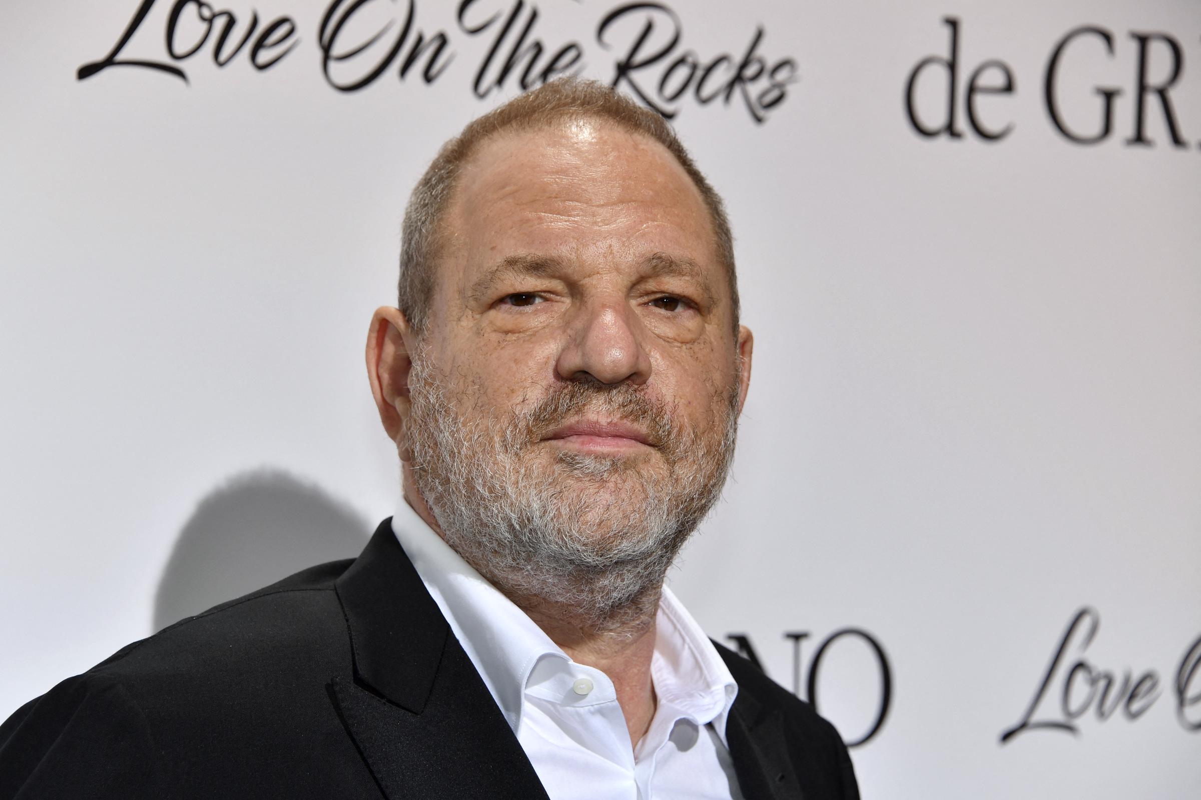 Harvey Weinstein posa durante un photocall en la fiesta De Grisogono al margen del 70º Festival de Cine de Cannes el 23 de mayo de 2017, Cannes, Francia | Fuente: Getty Images