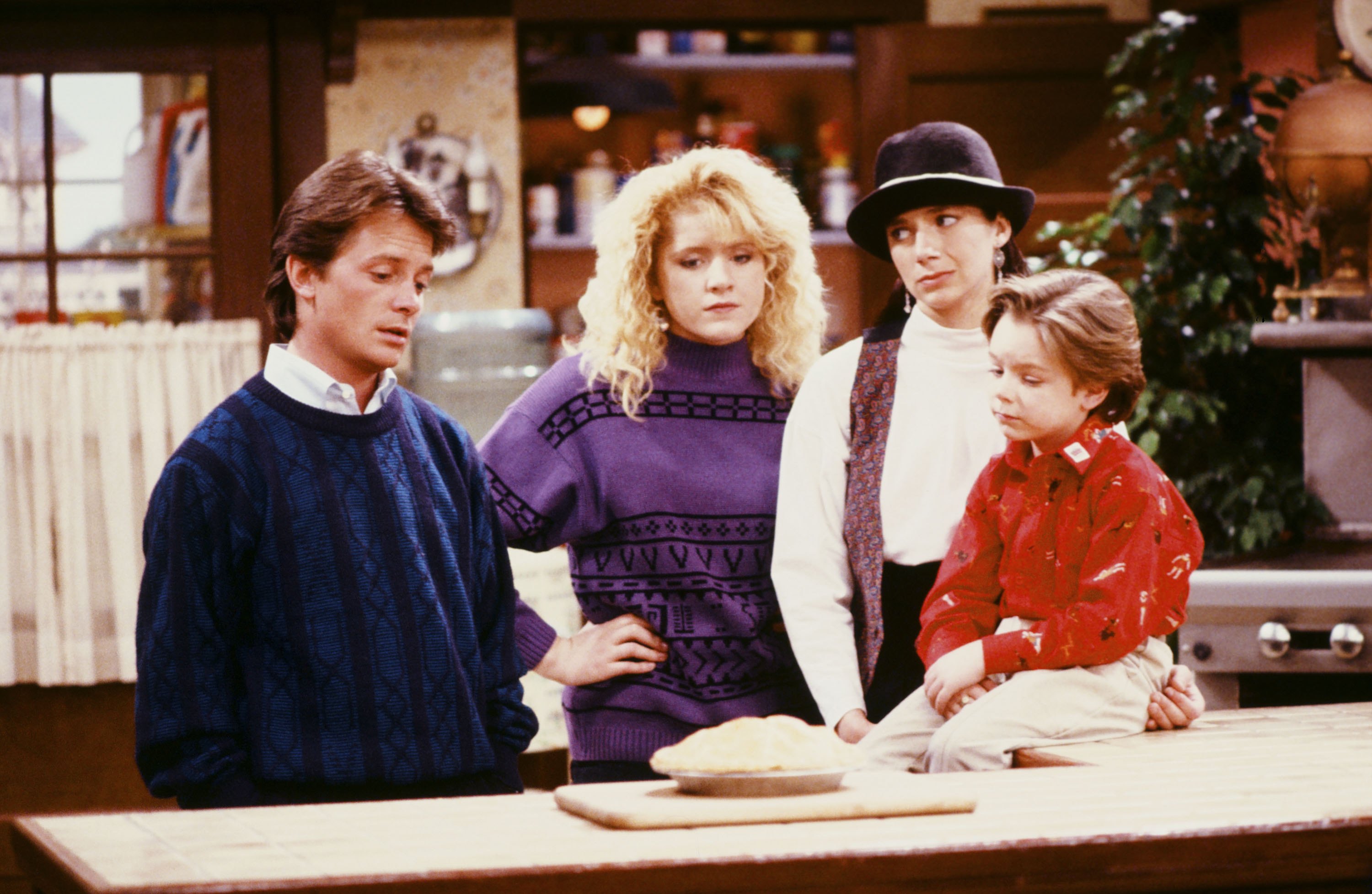 (De I-D) Michael J. Fox, Tina Yothers, Justine Bateman y Brian Bonsall en el plató de "Family Ties" | Fuente: Getty Images