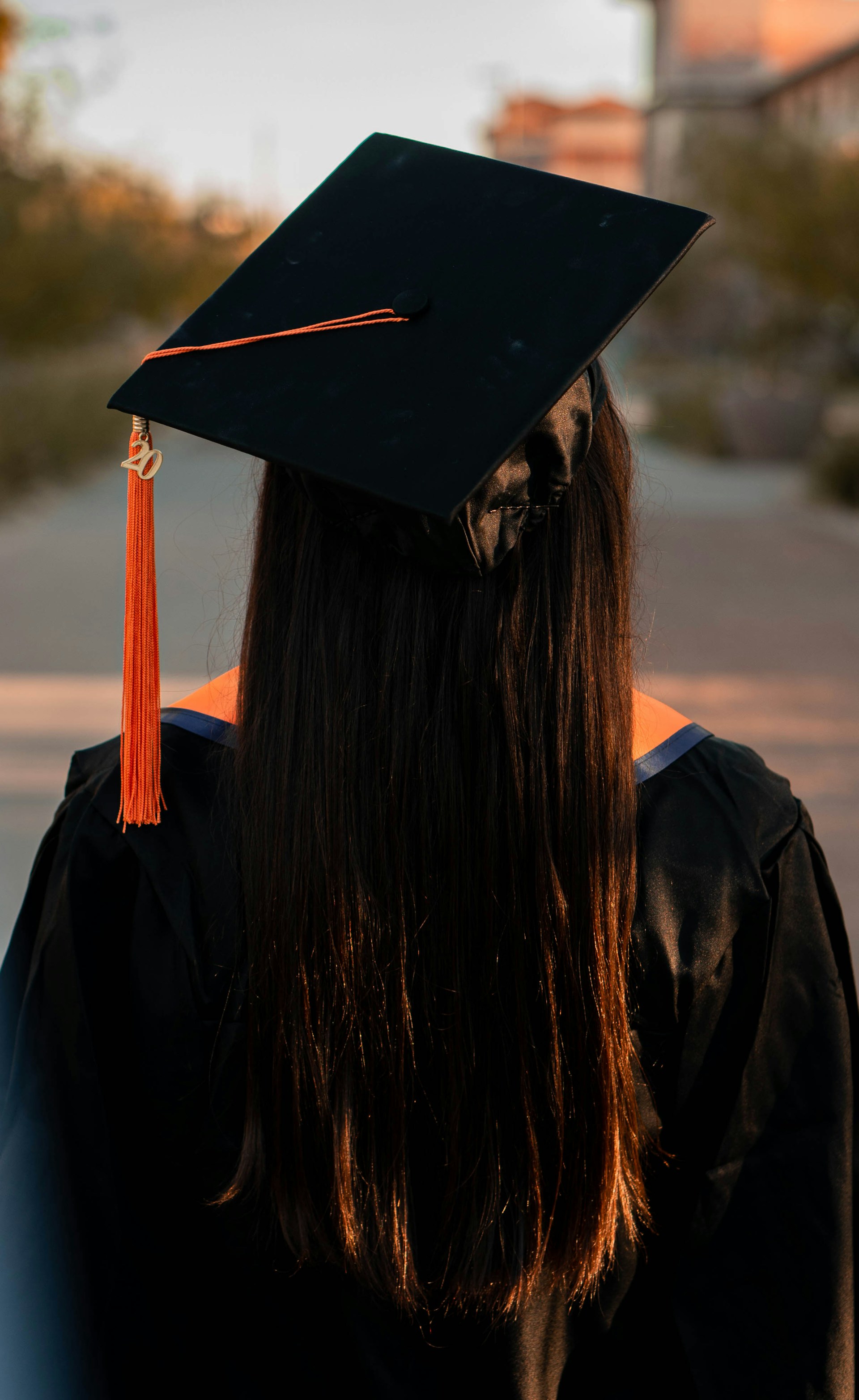Una joven licenciada frente a su campus | Fuente: Unsplash
