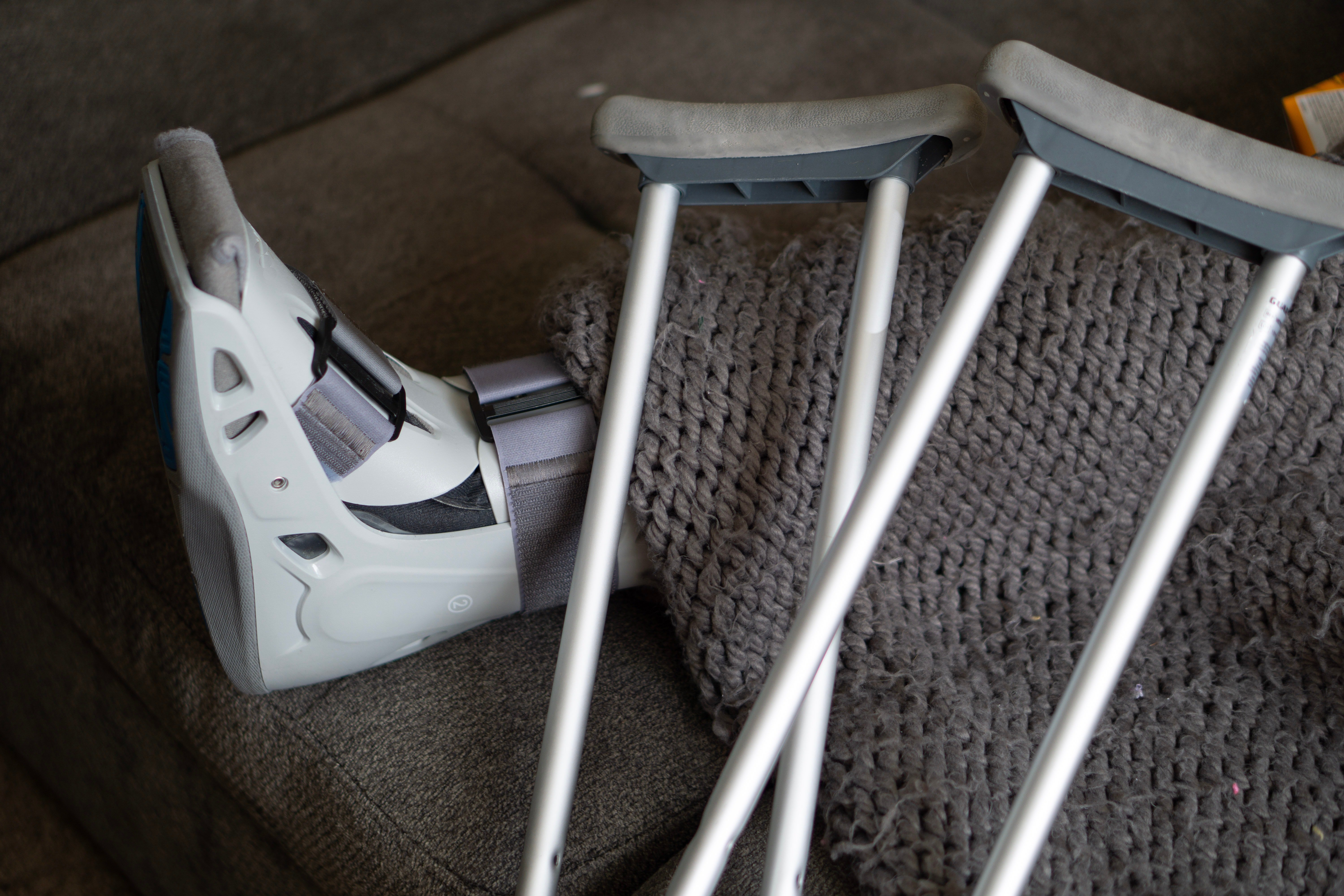 Un pie inmovilizado y un par de muletas. | Foto: Pexels