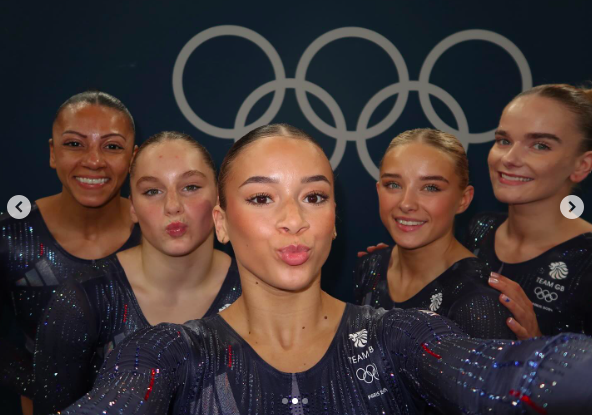 Ruby Evans posando para una foto con su equipo de Gimnasia de Gran Bretaña (GB), publicada el 28 de julio de 2024 | Fuente: Instagram/rubygrace89