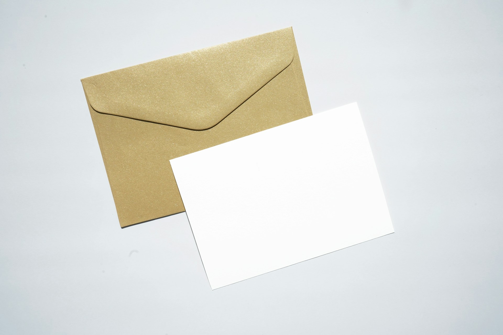Una tarjeta y un sobre | Fuente: Pexels