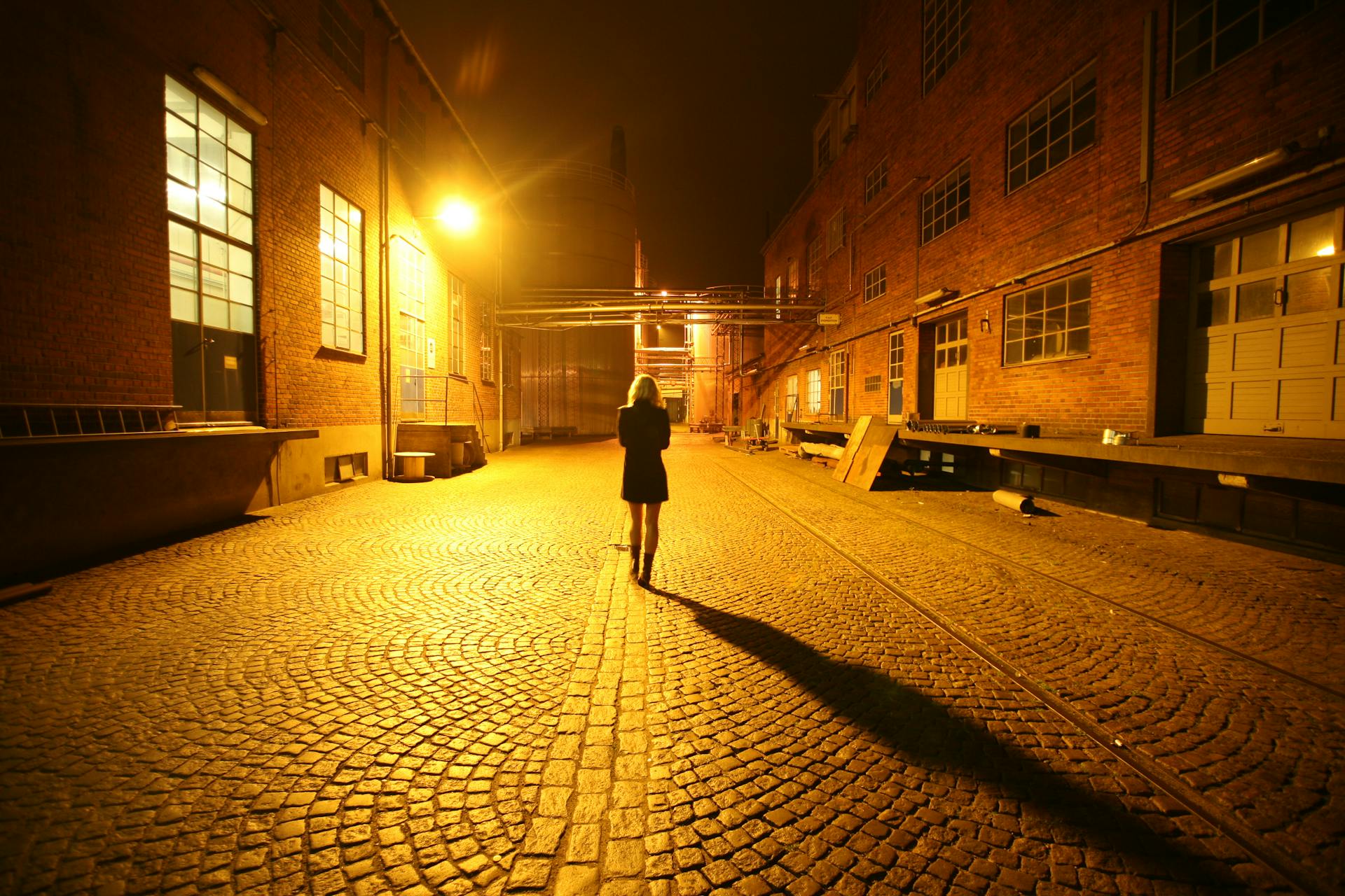 Una mujer caminando de noche | Fuente: Pexels