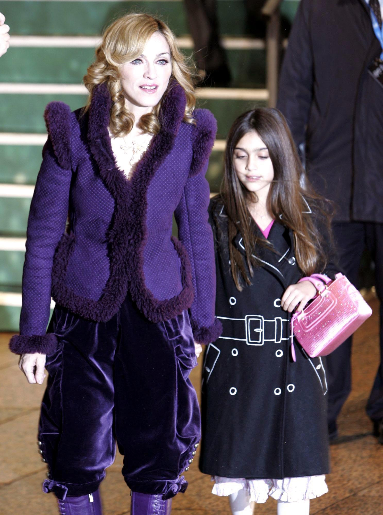 Madonna con su hija Lourdes "Lola" Leon el 6 de noviembre de 2005 en Londres | Foto: Getty Images