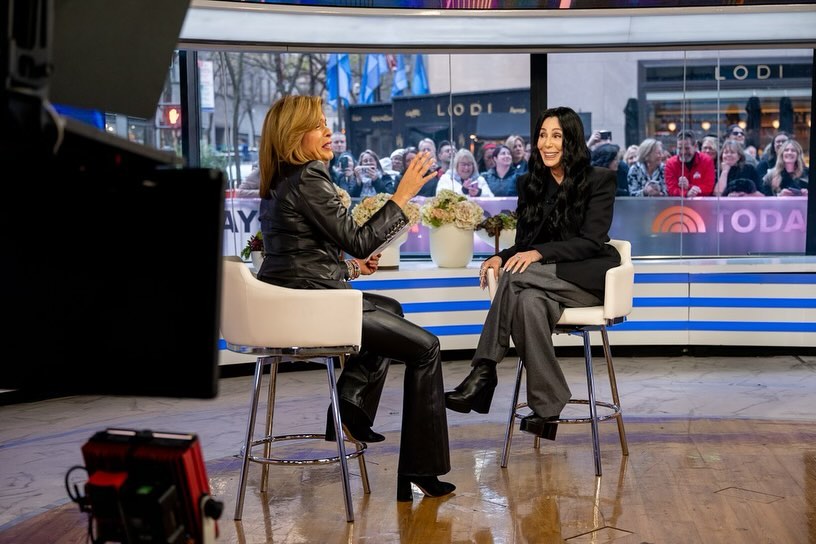 Hoda Kotb y Cher en el "Today Show", de un post fechado el 19 de noviembre de 2024 | Fuente: Instagram/hodakotb