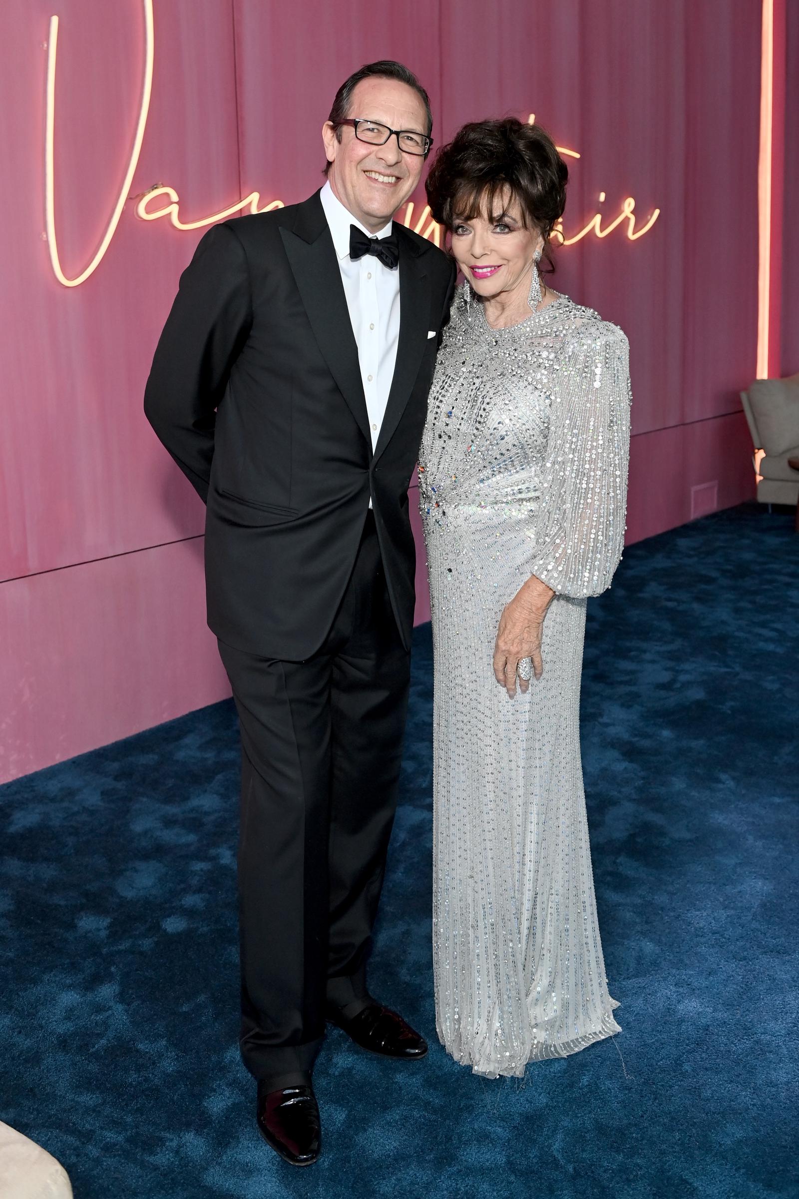 Percy Gibson y Joan Collins en la fiesta de los Oscar de Vanity Fair organizada por Radhika Jones en Beverly Hills, el 27 de marzo de 2022. | Fuente: Getty Images