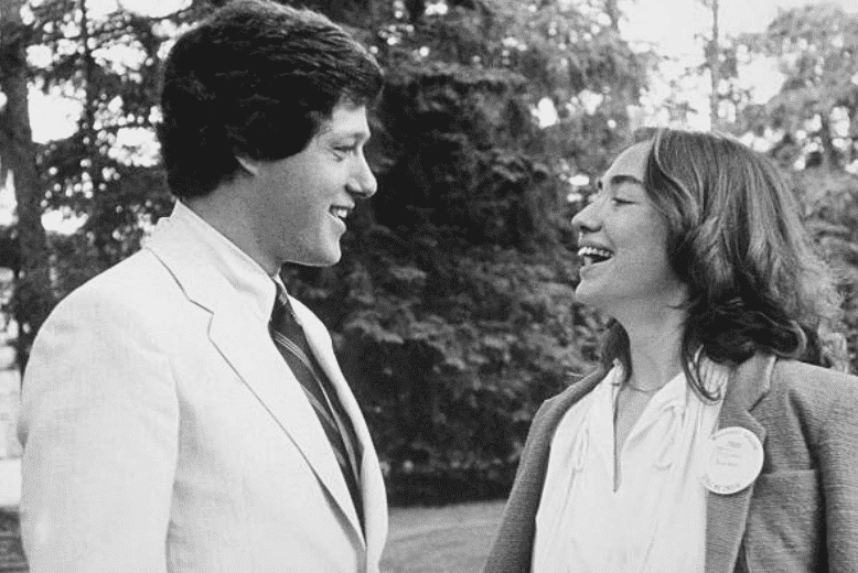 Hillary Clinton sonriéndole a Bill Clinton en el Wellesley College, Massachusetts, el 1 de enero de 1979. | Fuente: Wellesley College/Sygma a través de Getty Images
