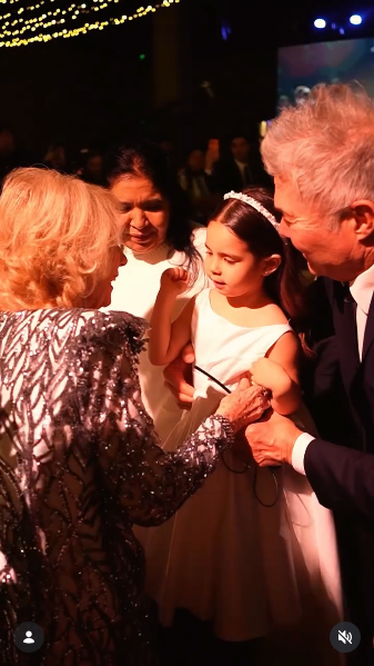 Fernando Burlando y su hija Sarah, de 3 años, saludando a Mirtha Legrand en la gala solidaria organizada por Margarita Barrientos | Fuente: Instagram/barbaritafranco21