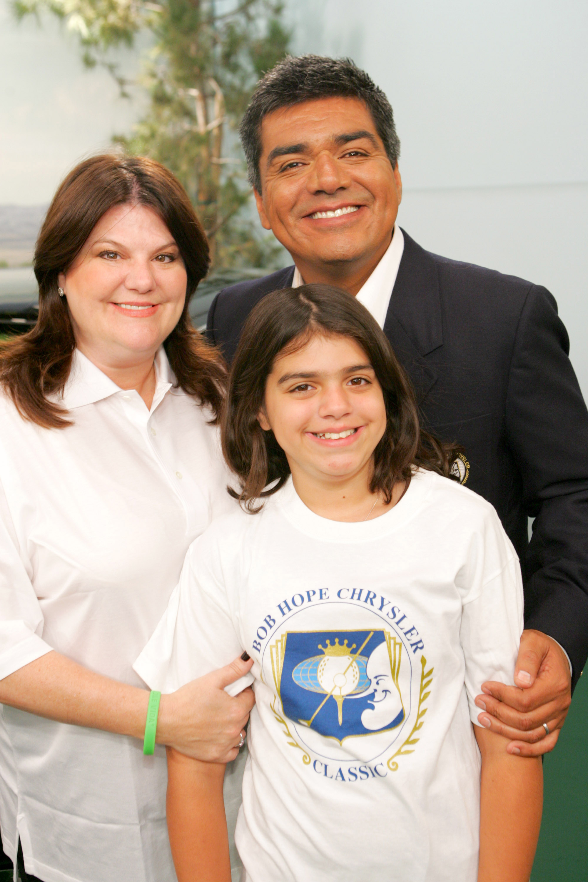 Ann Serrano, Mayan Lopez y George Lopez en el plató de "The George Lopez Show", en 2006 | Foto: Getty Images