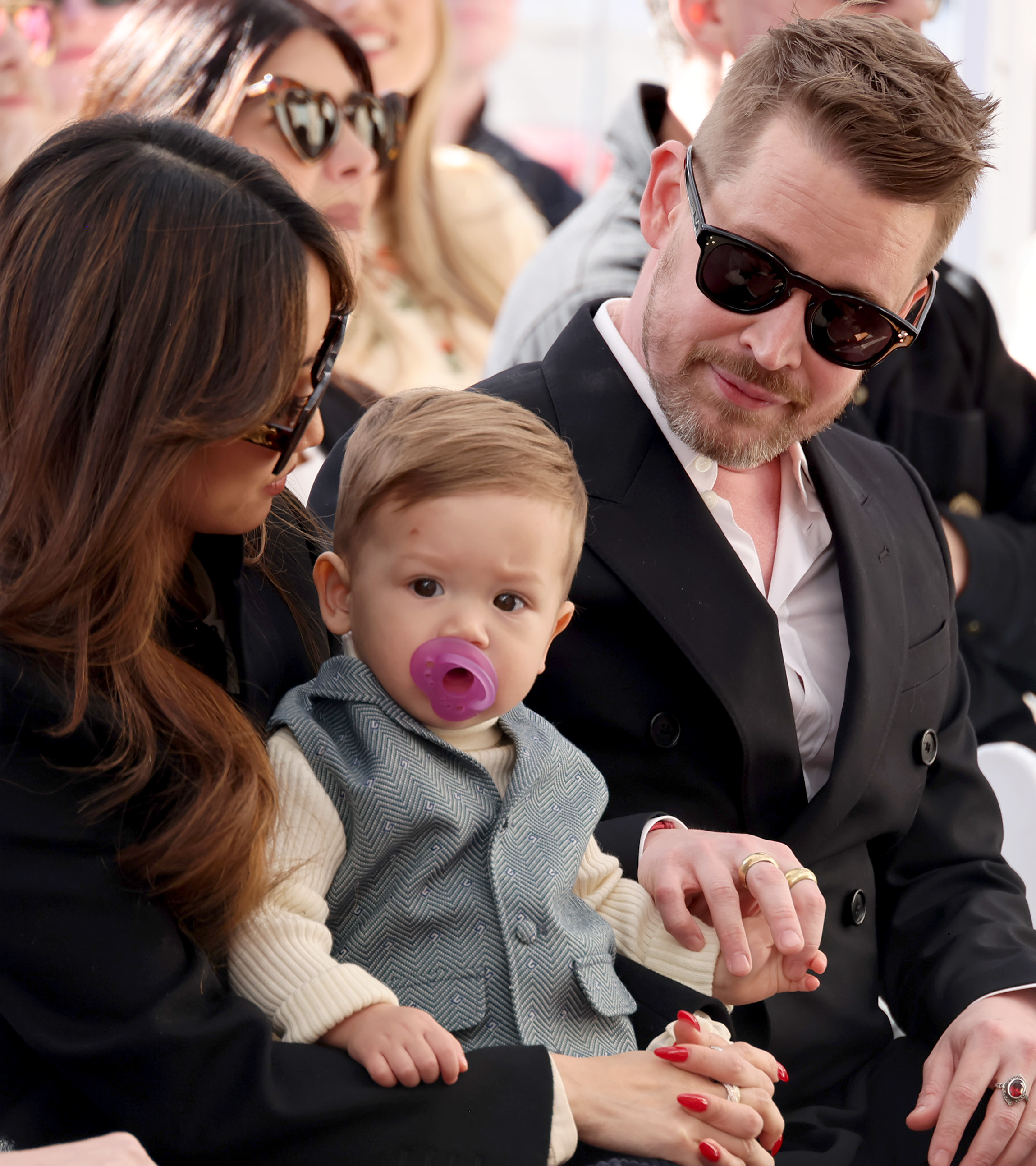 Brenda Song y Macaulay Culkin con su hijo menor en la ceremonia de entrega de la estrella de Macaulay Culkin en el Paseo de la Fama de Hollywood, en Hollywood, California, el 1 de diciembre de 2023 | Fuente: Getty Images