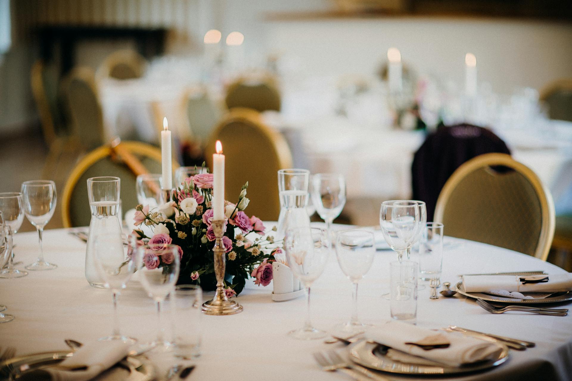Mesa en un salón de bodas | Fuente: Pexels