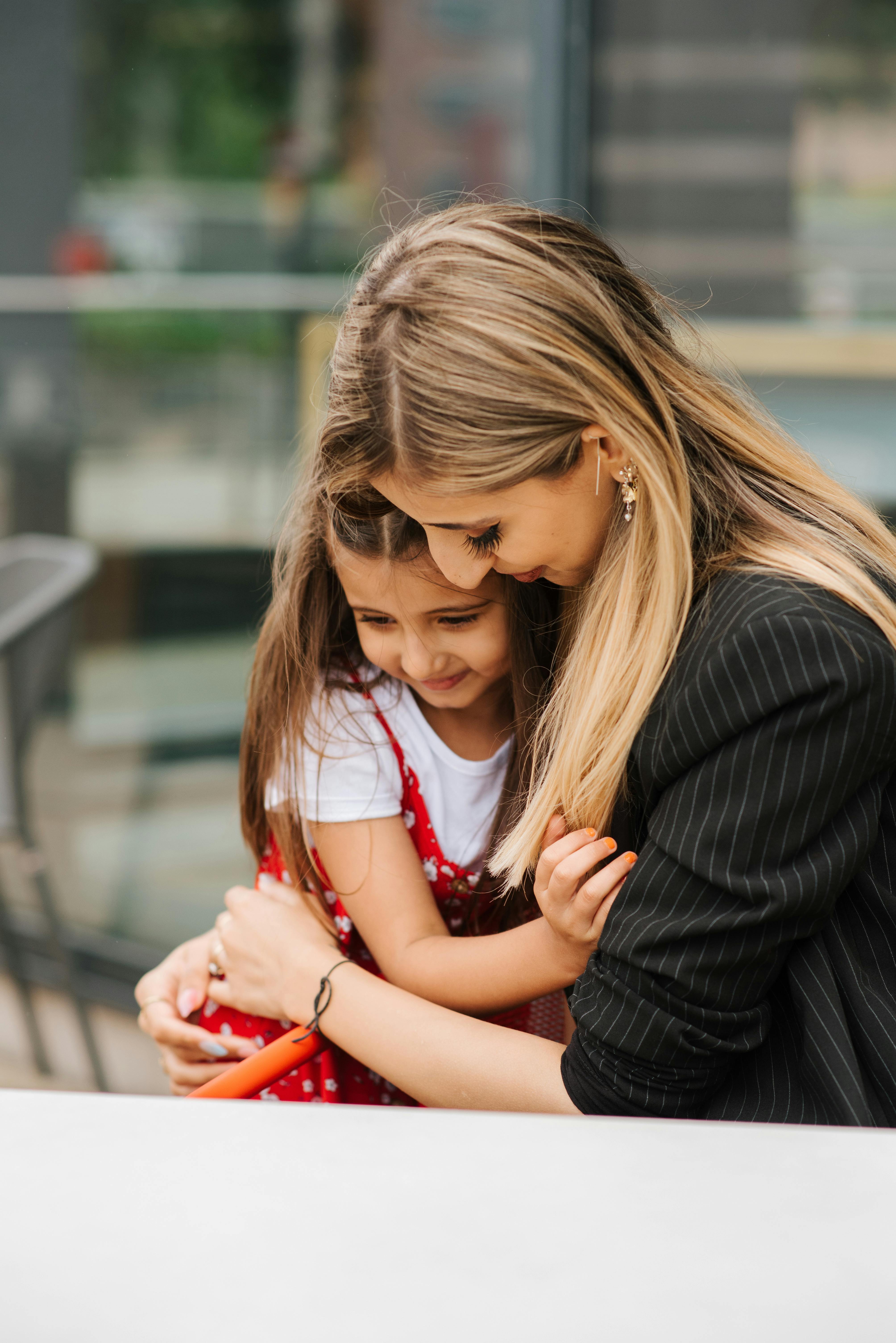 Una niña y su tía abrazadas | Fuente: Pexels