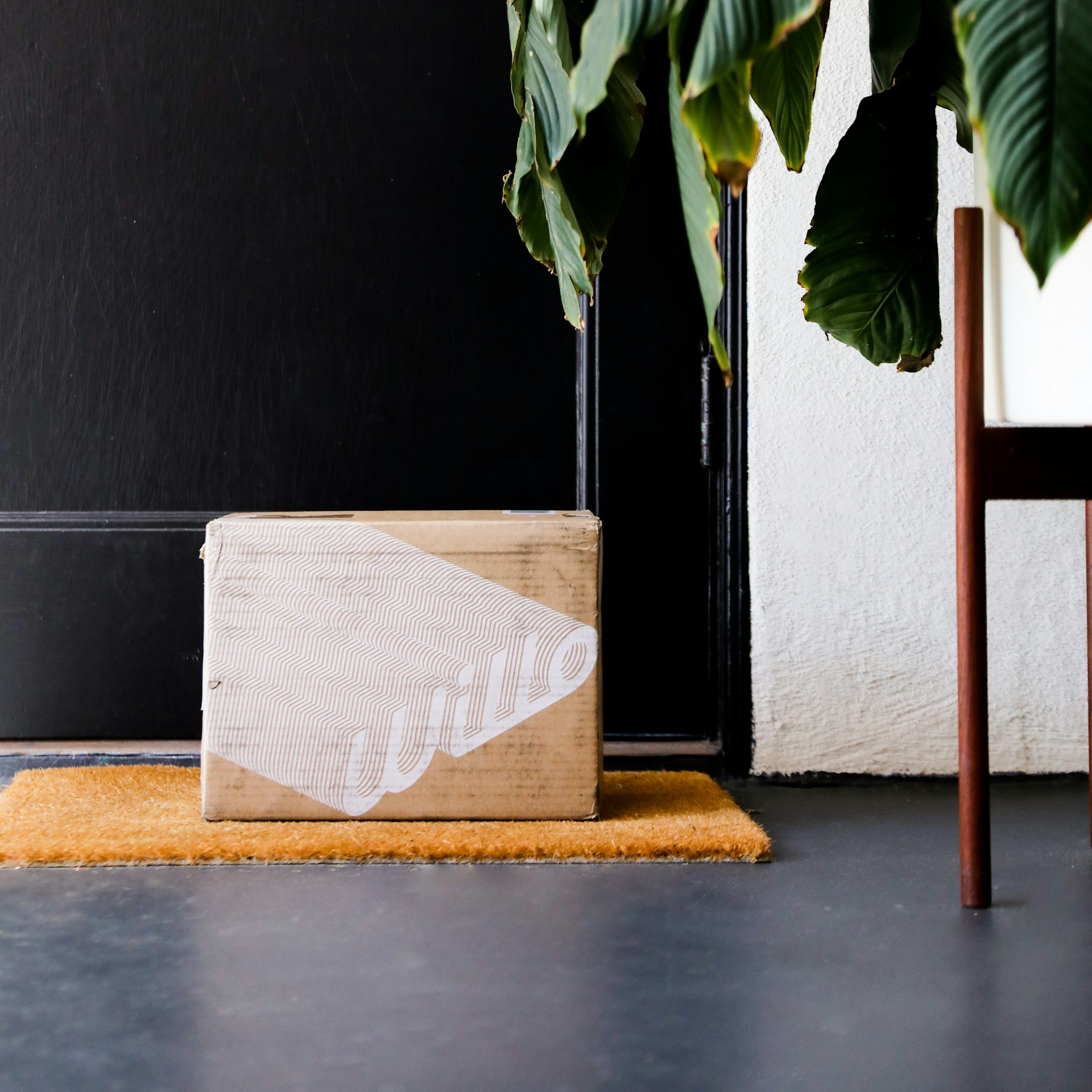 Una caja cerca de una puerta de entrada | Fuente: Unsplash