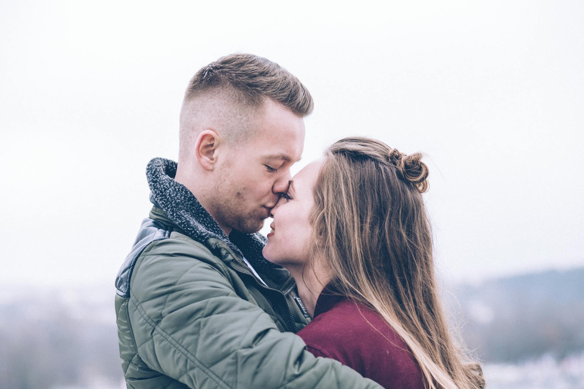 Un hombre besa a su novia en la nariz | Fuente: Pexels