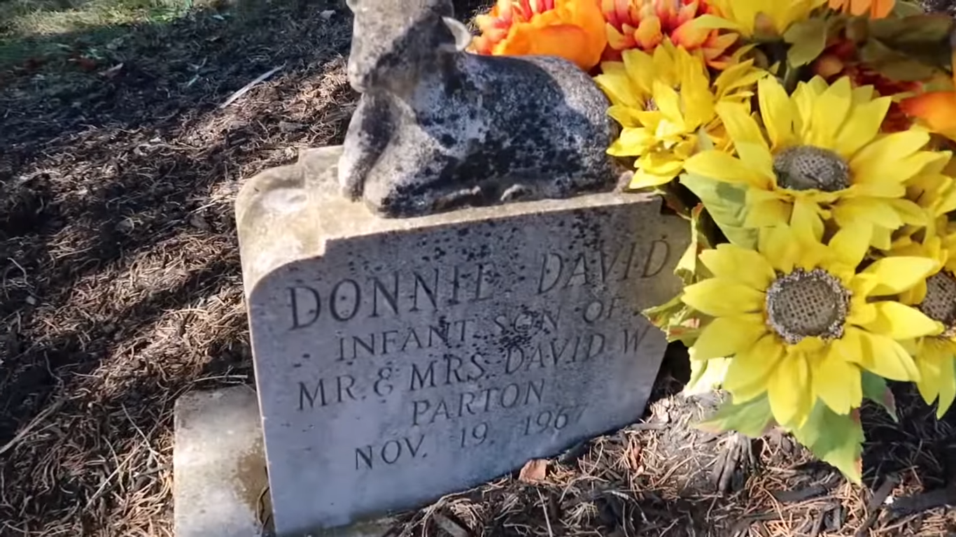 Tumba de la familia de Dolly Parton en Sevierville, Tennessee | Fuente: YouTube/TheDailyWoo