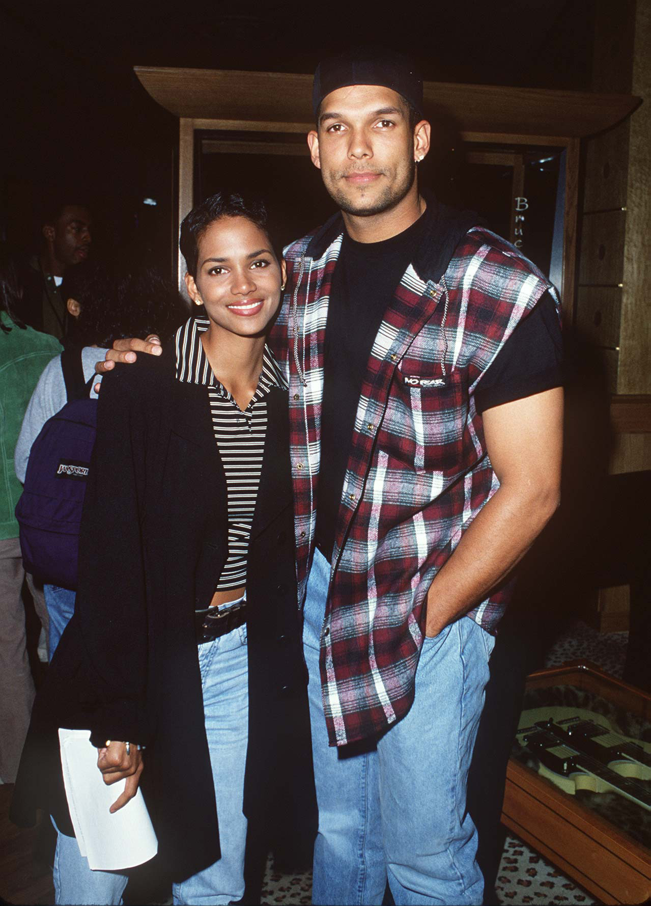 Halle Berry y David Justice en la gran fiesta de inauguración del Hard Rock Hotel & Casino de Las Vegas, organizada por Peter Morton el 10 de marzo de 1995. | Fuente: Getty Images