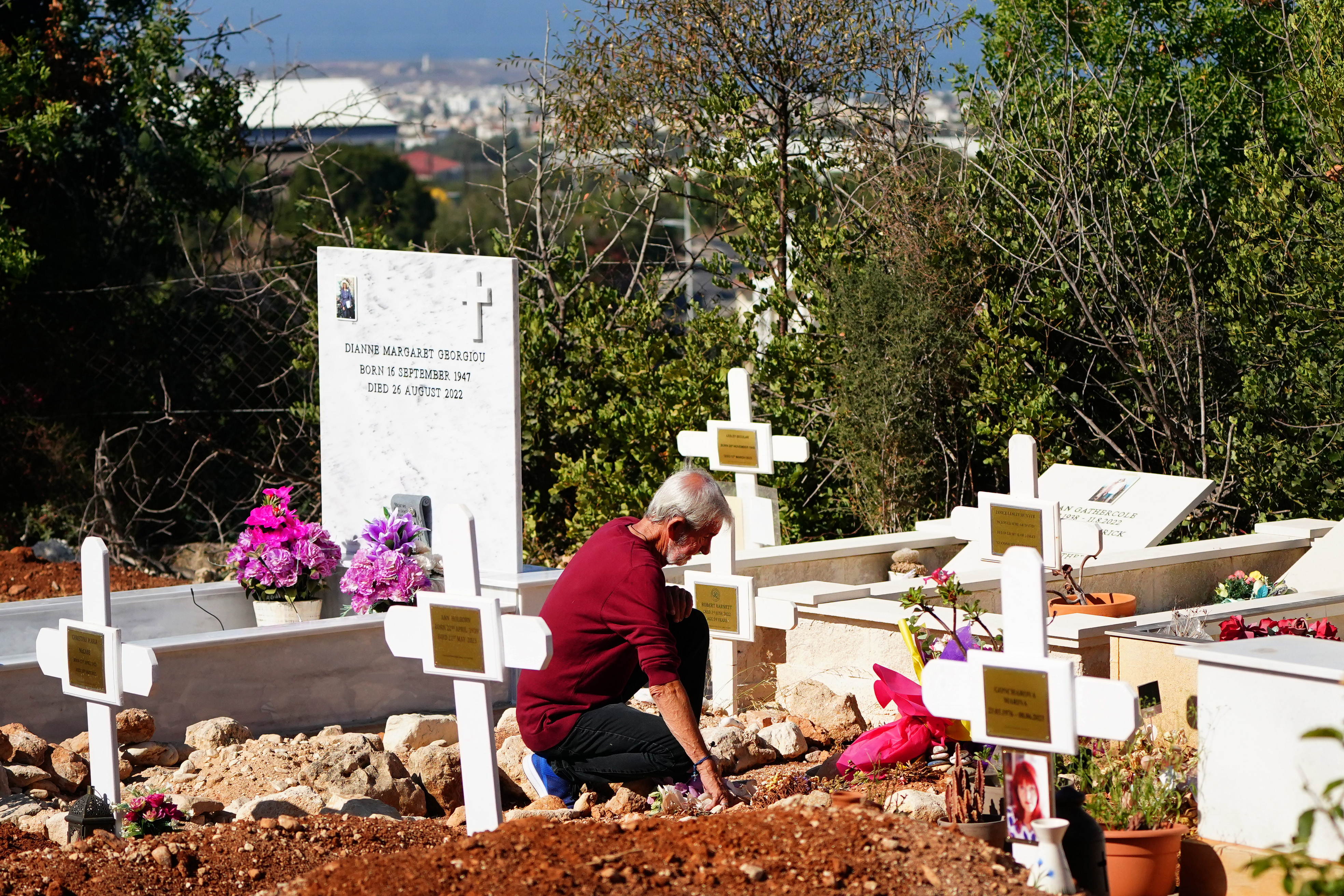David Hunter se arrodilla ante la tumba de su esposa en un cementerio de Pafos, Chipre, el 1 de agosto de 2023 | Foto: Getty Images