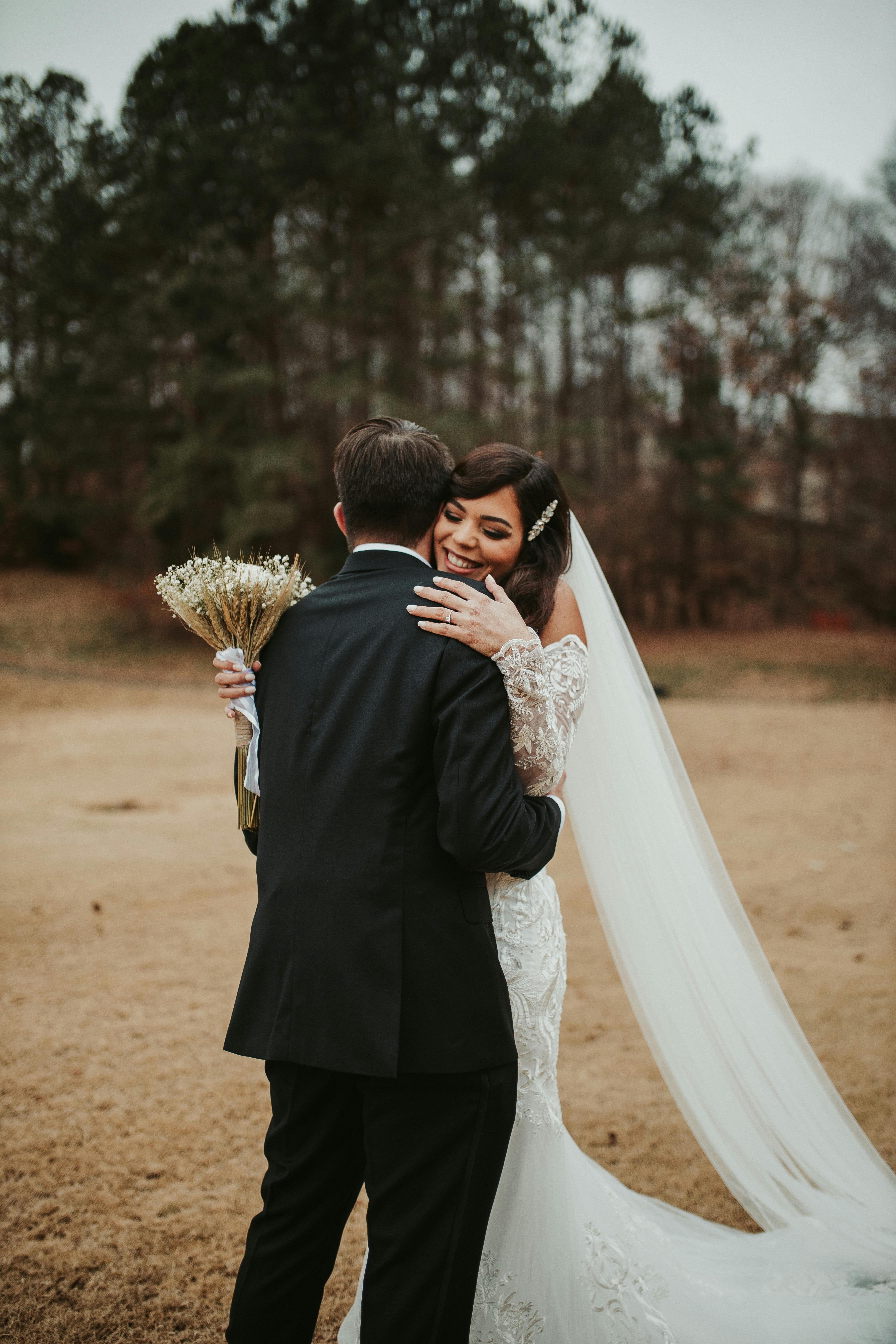 Una novia abrazando a un hombre el día de su boda | Fuente: Pexels